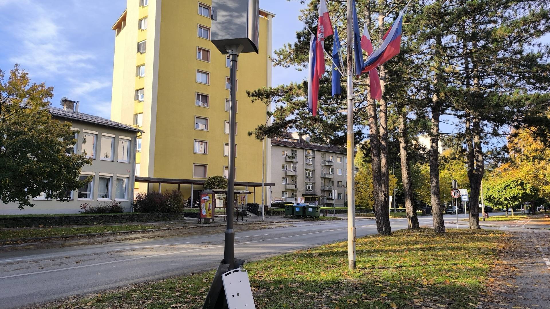 Nočna eksplozija na Gosposvetski: Neznanci v Mariboru razstrelili ohišje radarja