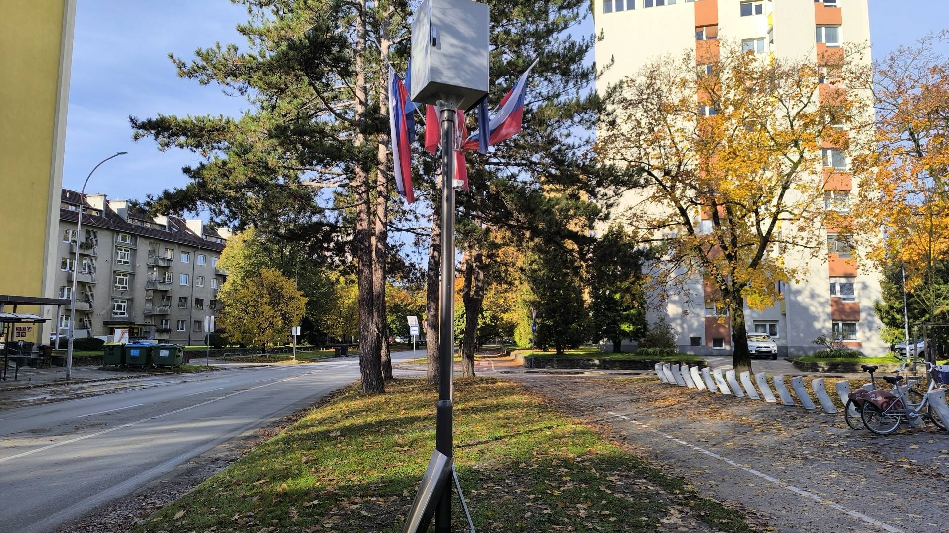 Neznanci ponoči razstrelili ohišje radarja