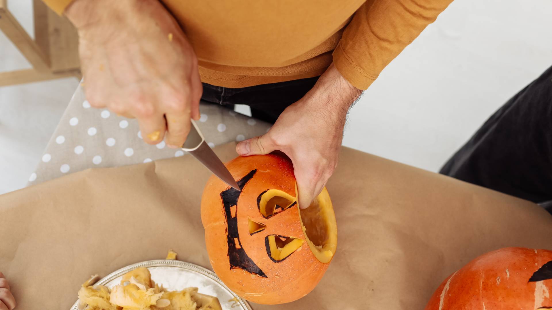 Pozabite na klasiko! Izrežete lahko pijano bučo in bučo z zobnim aparatom