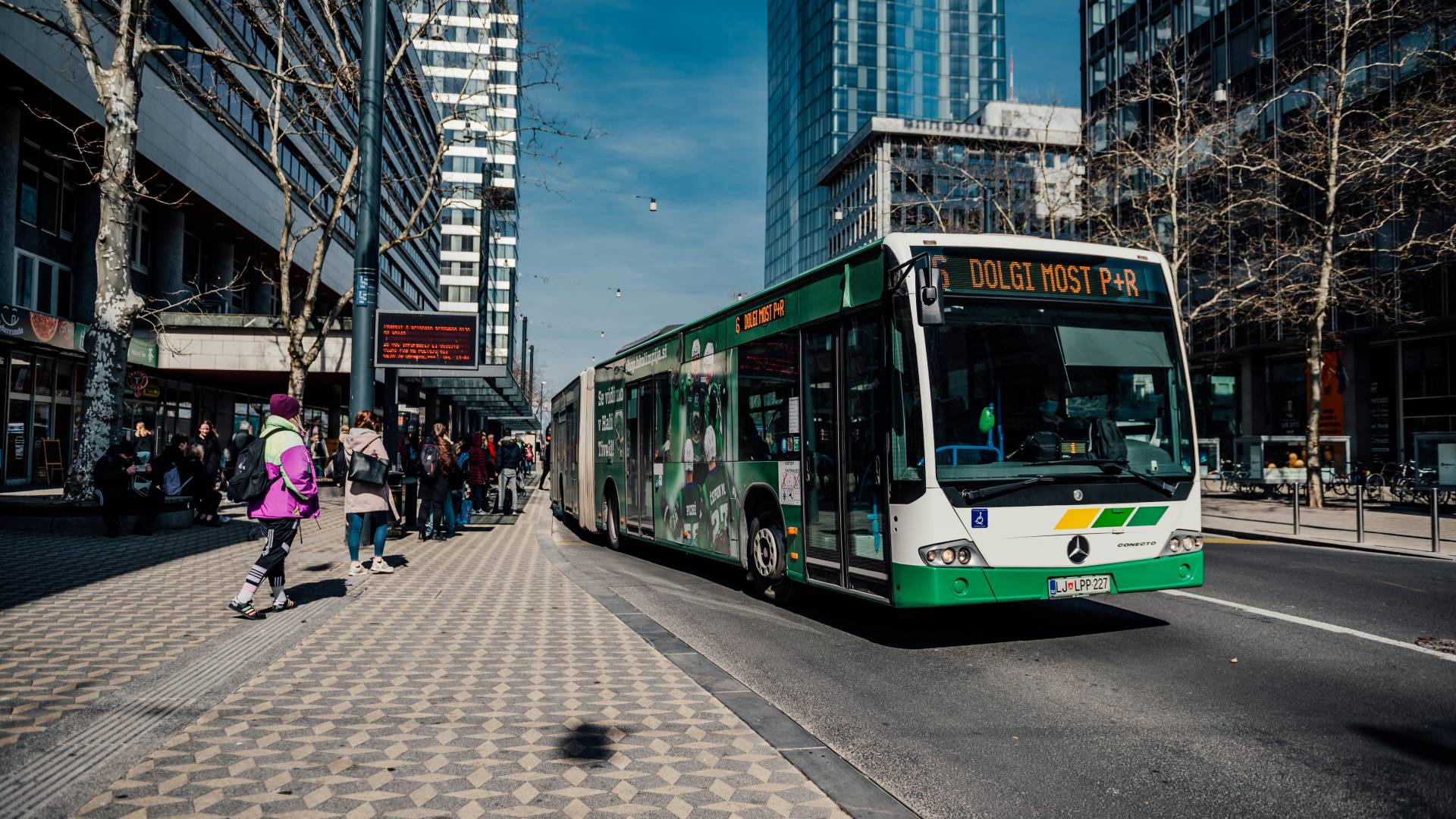  Ljubljančanka razkriva absurd mestnega prevoza: Plača več, če želi hitreje v službo