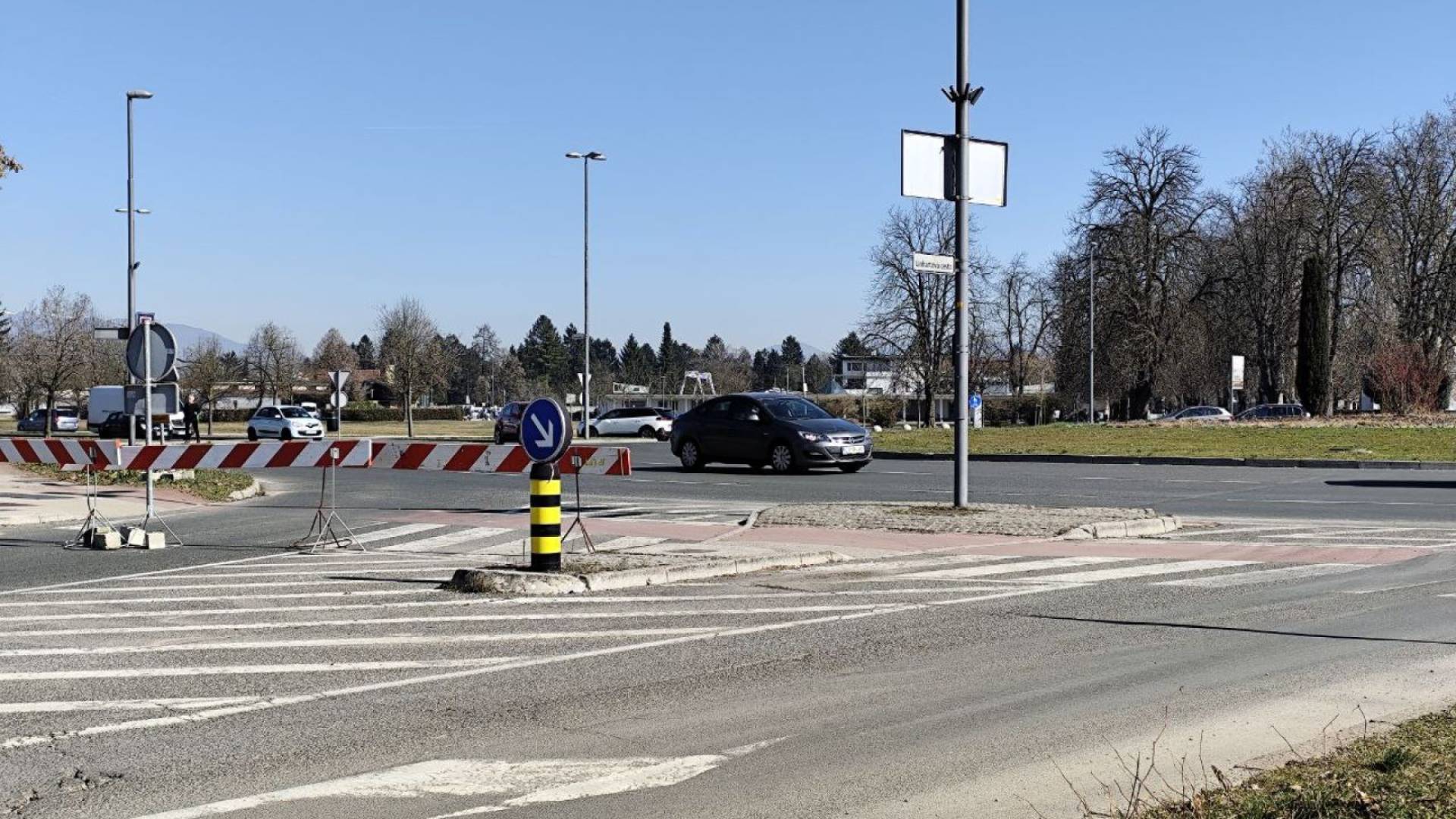 Zaradi rekonstrukcije bo krožišče Žale v Ljubljani do konca oktobra zaprto za ves promet