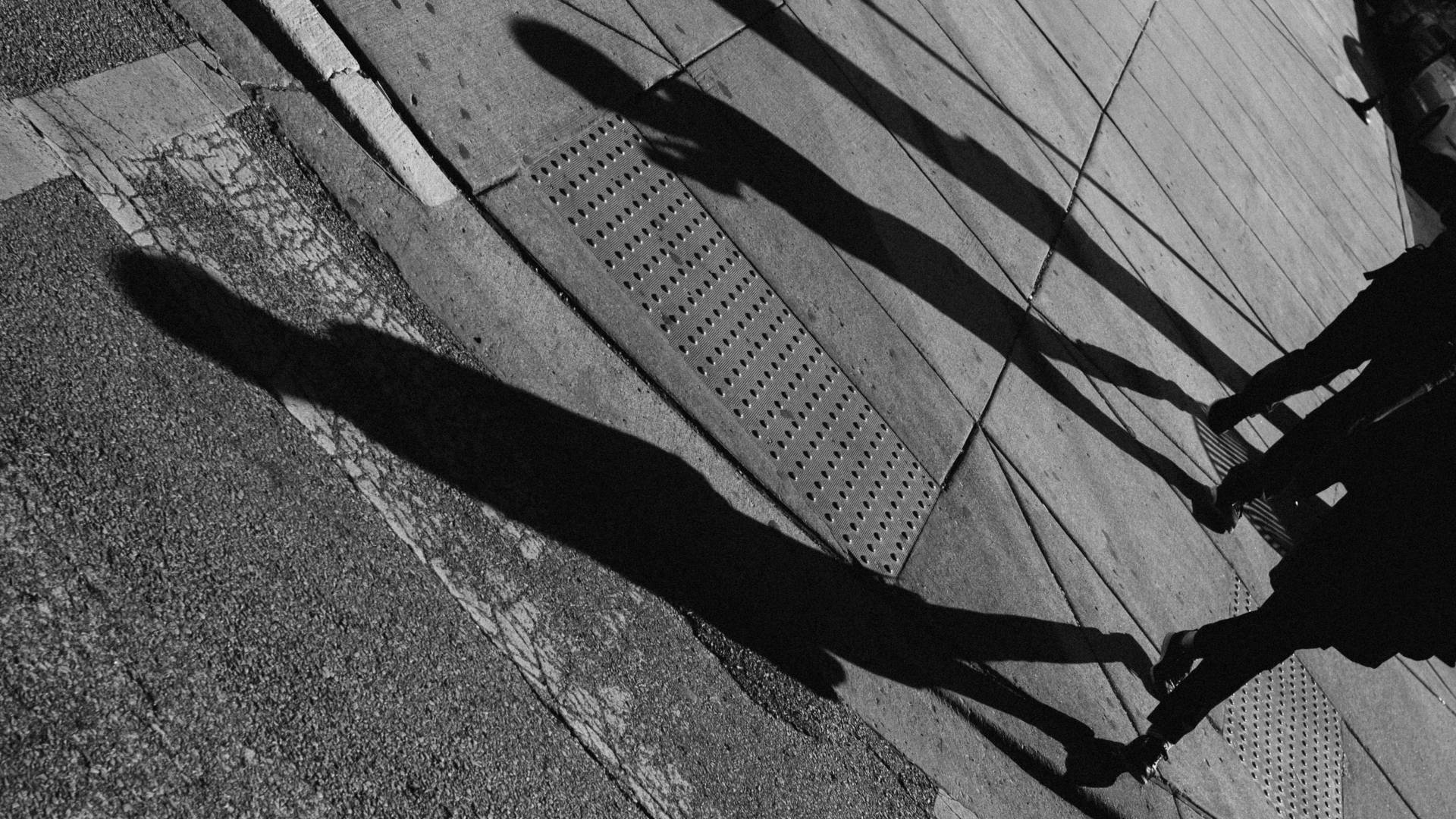 Izdajali so se za mladoletno dekle, moškega zvabili na srečanje in z njim fizično obračunali ter ga oropali