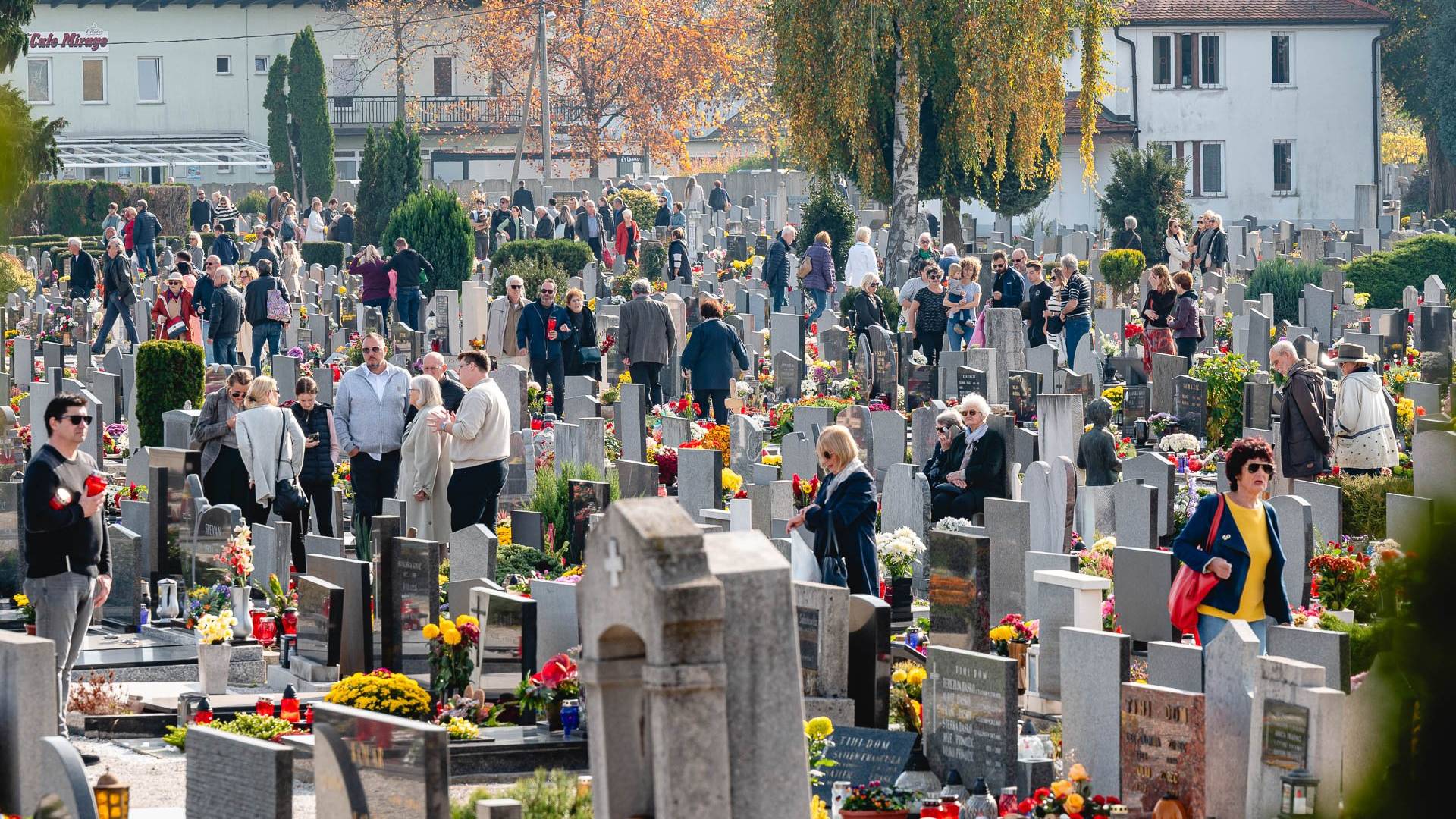 Ne spreglejte! V Mariboru med prazniki v okolici pokopališč posebni prometni režimi