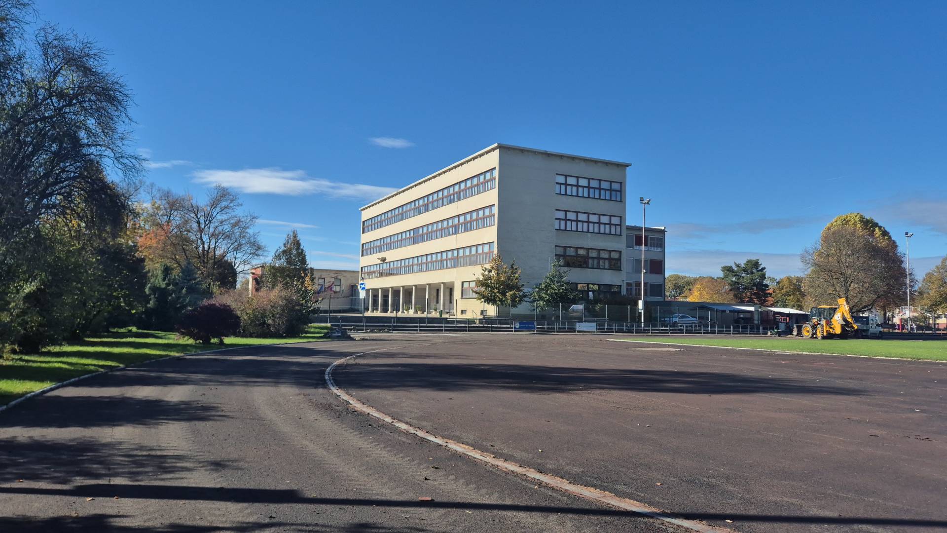 FOTO in VIDEO: Začela se je celovita prenova atletskega stadiona pri prvi osnovni šoli