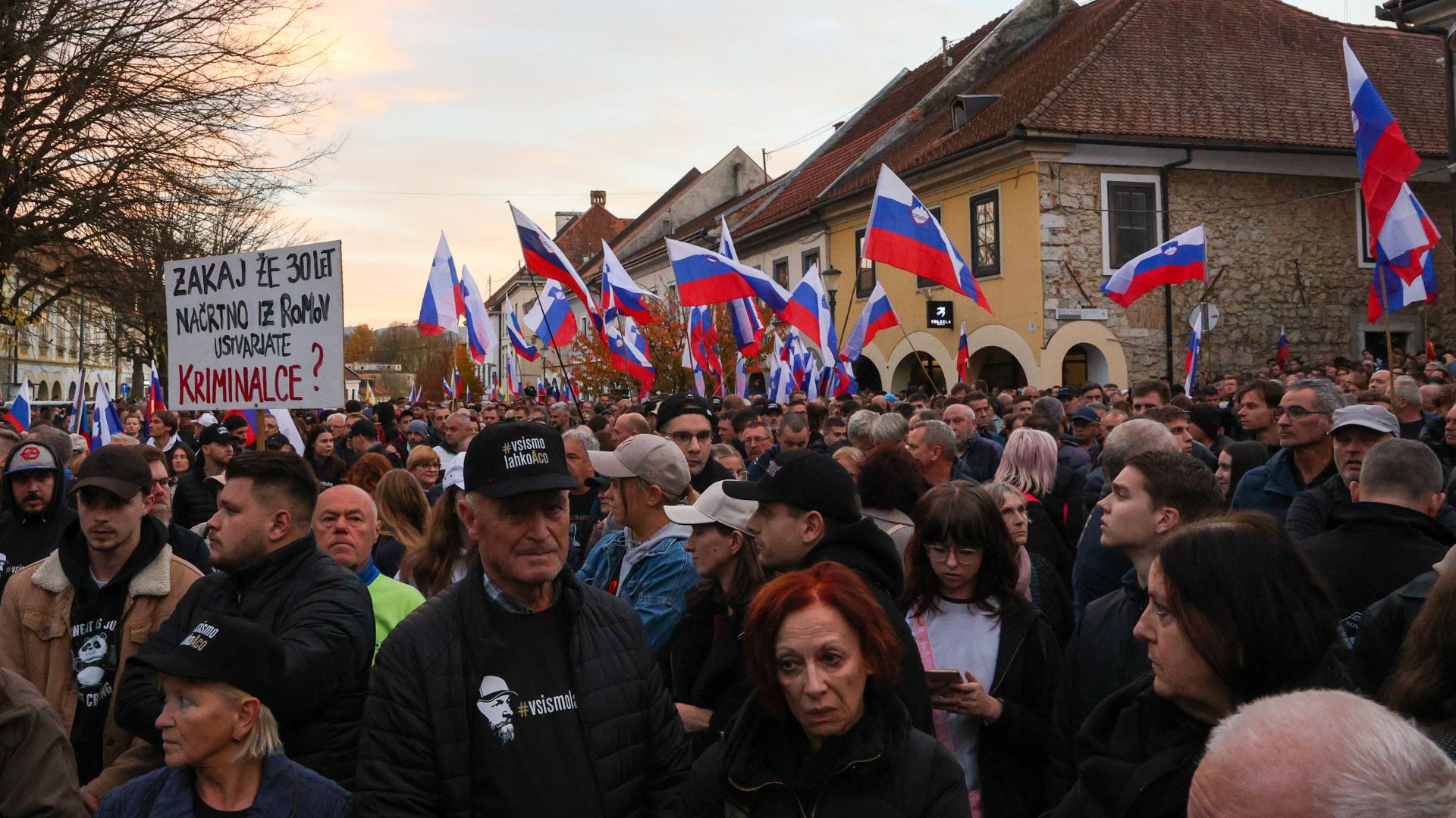 V ŽIVO: Protestniki zavzeli jedro Novega mesta, zbrala se je večtisočglava množica
