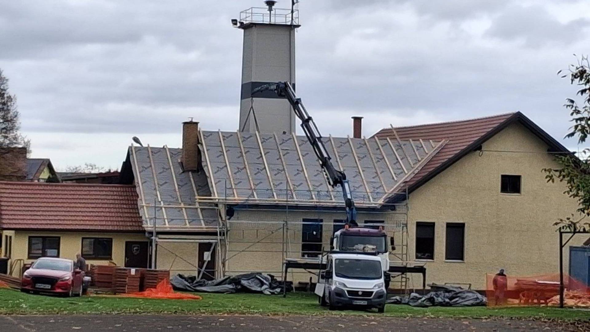 Prenova v najstarejši mariborski krajevni skupnosti: Dom krajanov bo kmalu zasijal z novo streho