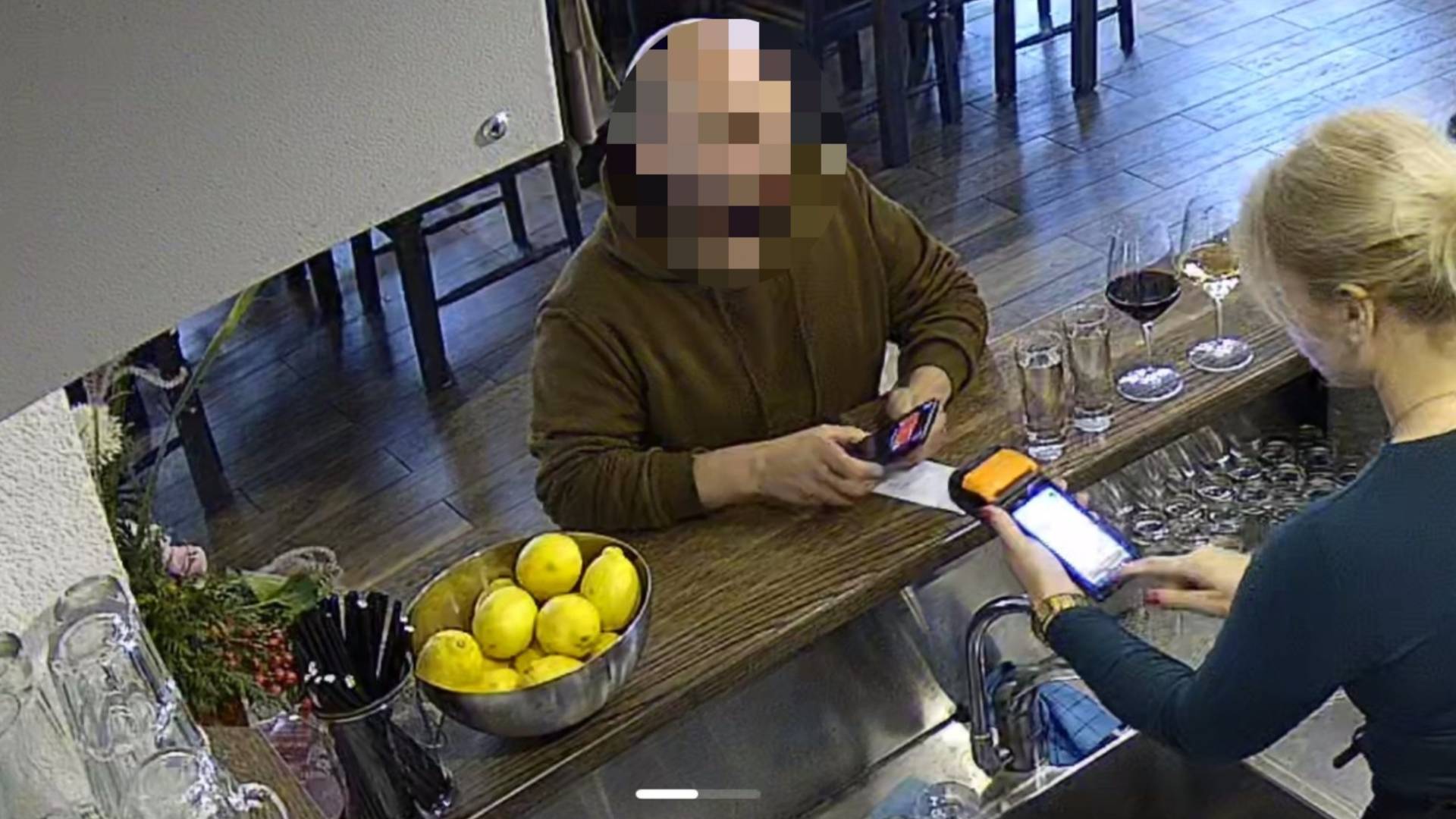 Gost v Mariboru izkoristil sočutje osebja: Pretvarjal se je, da mu partnerka rojeva in jedel zastonj