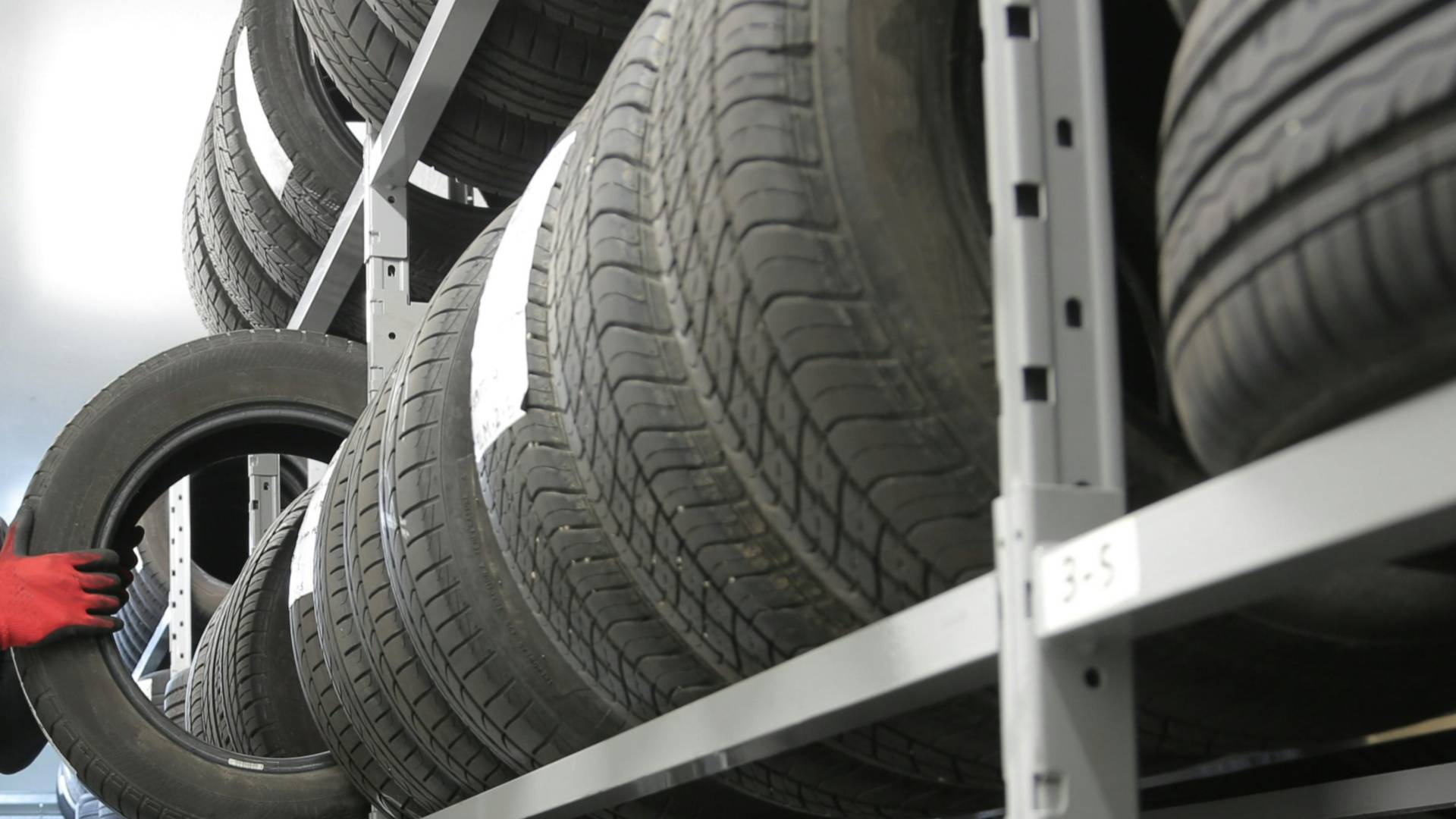 Tatovi ukradli večje število pnevmatik, mariborski policisti ujeli mladoletnika s šestimi škatlami petard