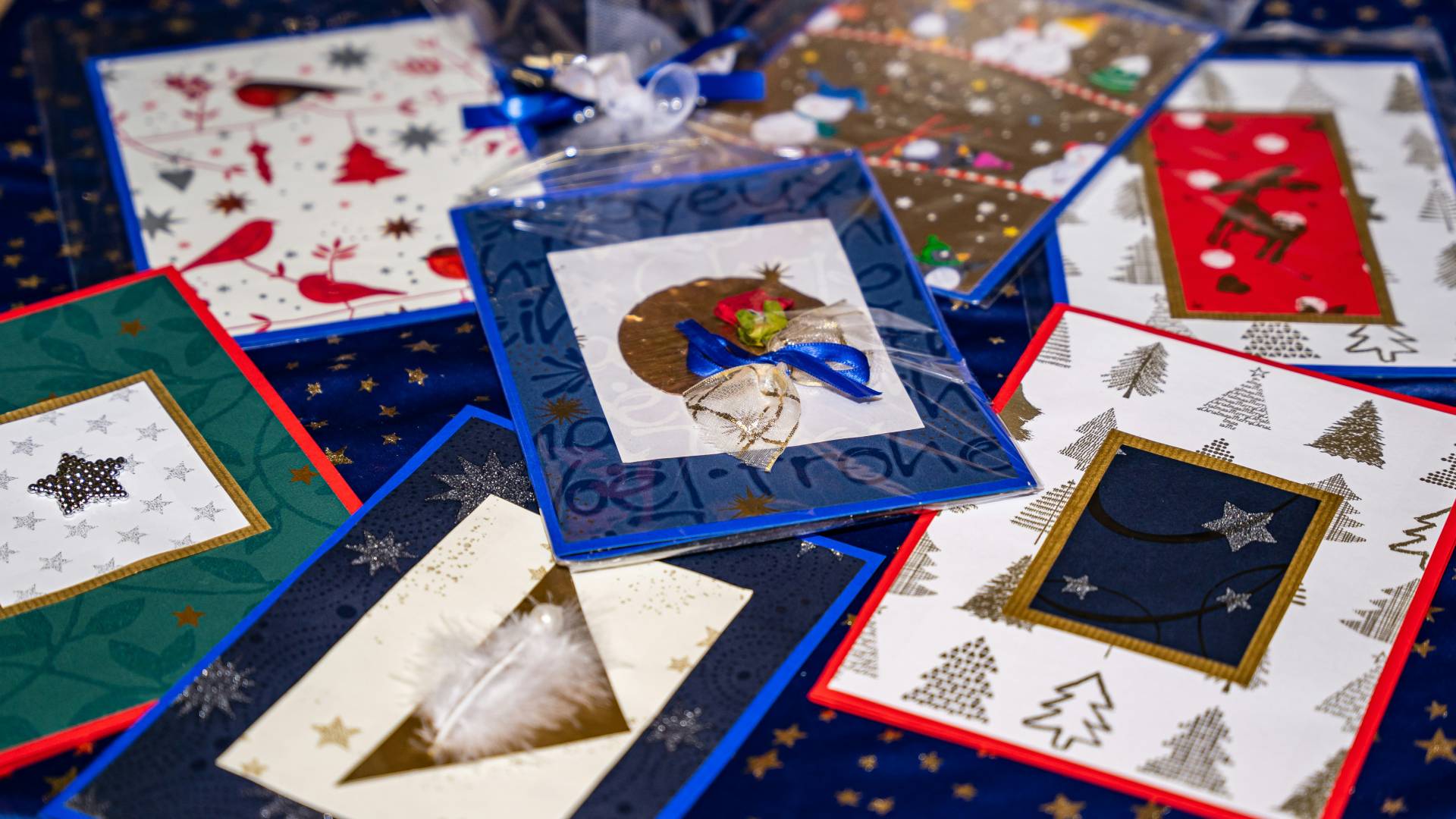 Imate ustvarjalno žilico? Mladinski center Maribor vabi mlade k oblikovanju novoletnih voščilnic