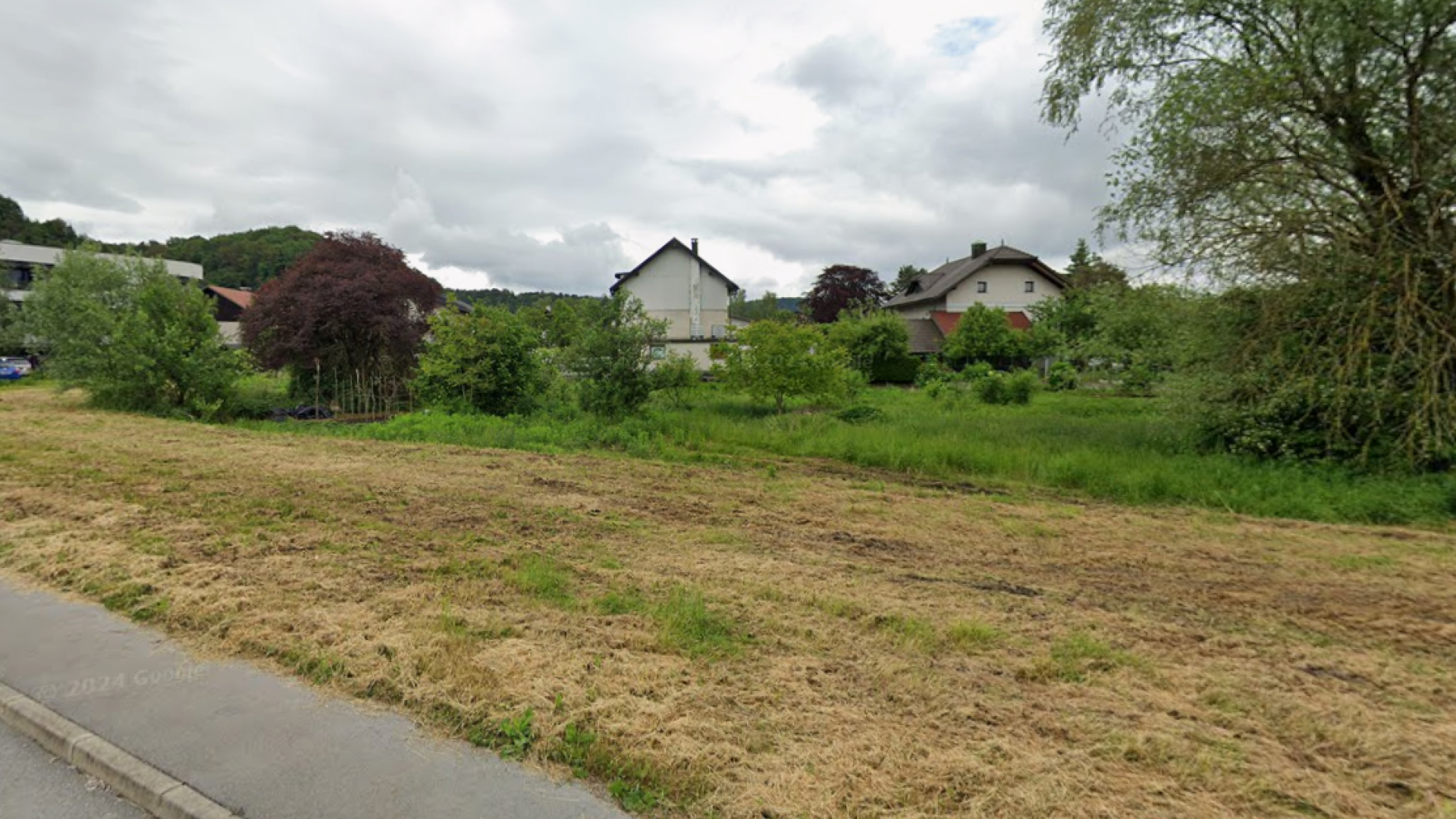 Župan pojasnil, zakaj na zemljišču ob Dolenjski železnici ne bo novega igrišča