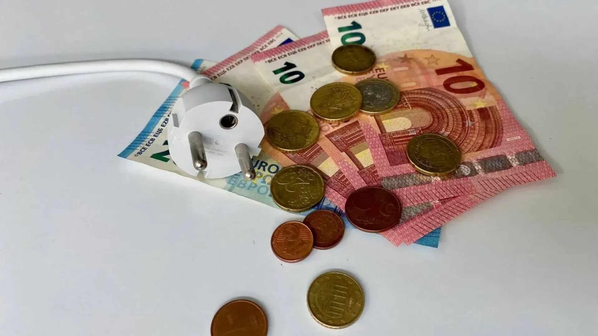 Koliko boste plačali za elektriko? Agencija za energijo pred zimsko sezono objavila informativne izračune omrežnine