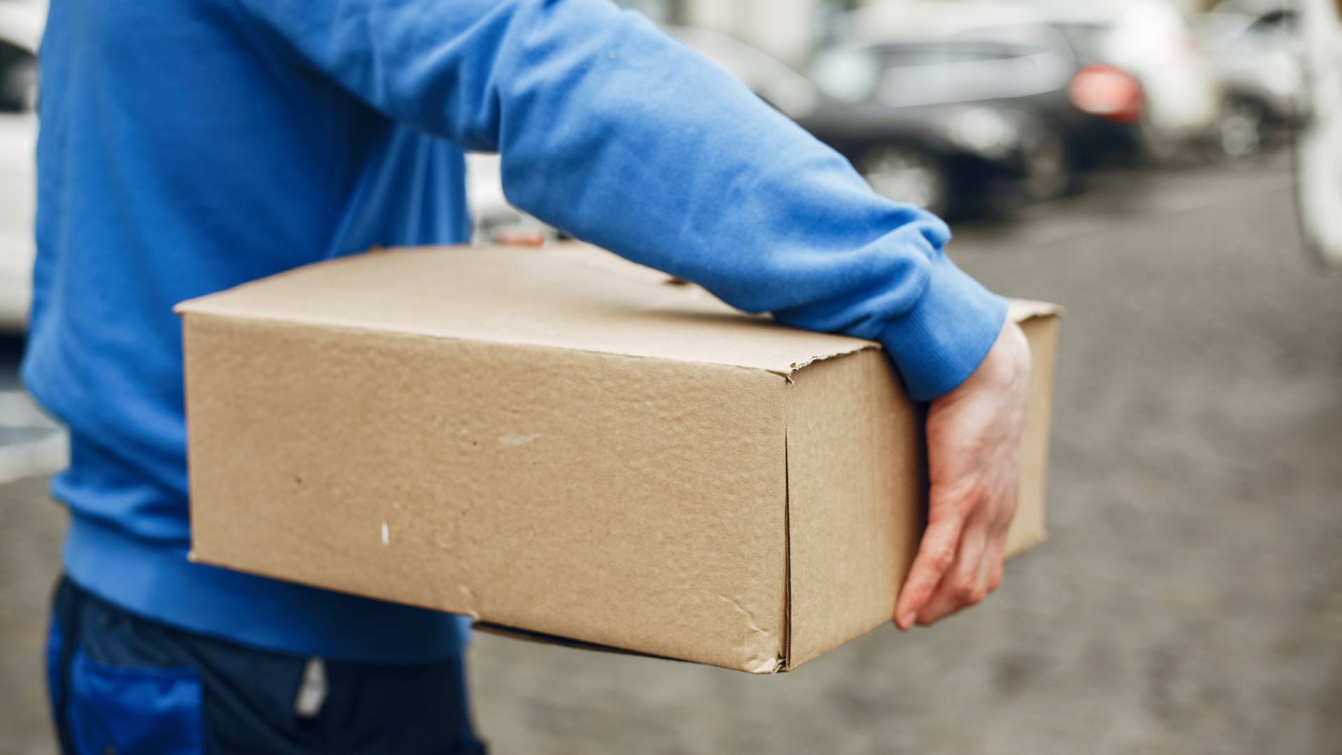 Skrivnosten paket z belim prahom prestrašil starejšo žensko