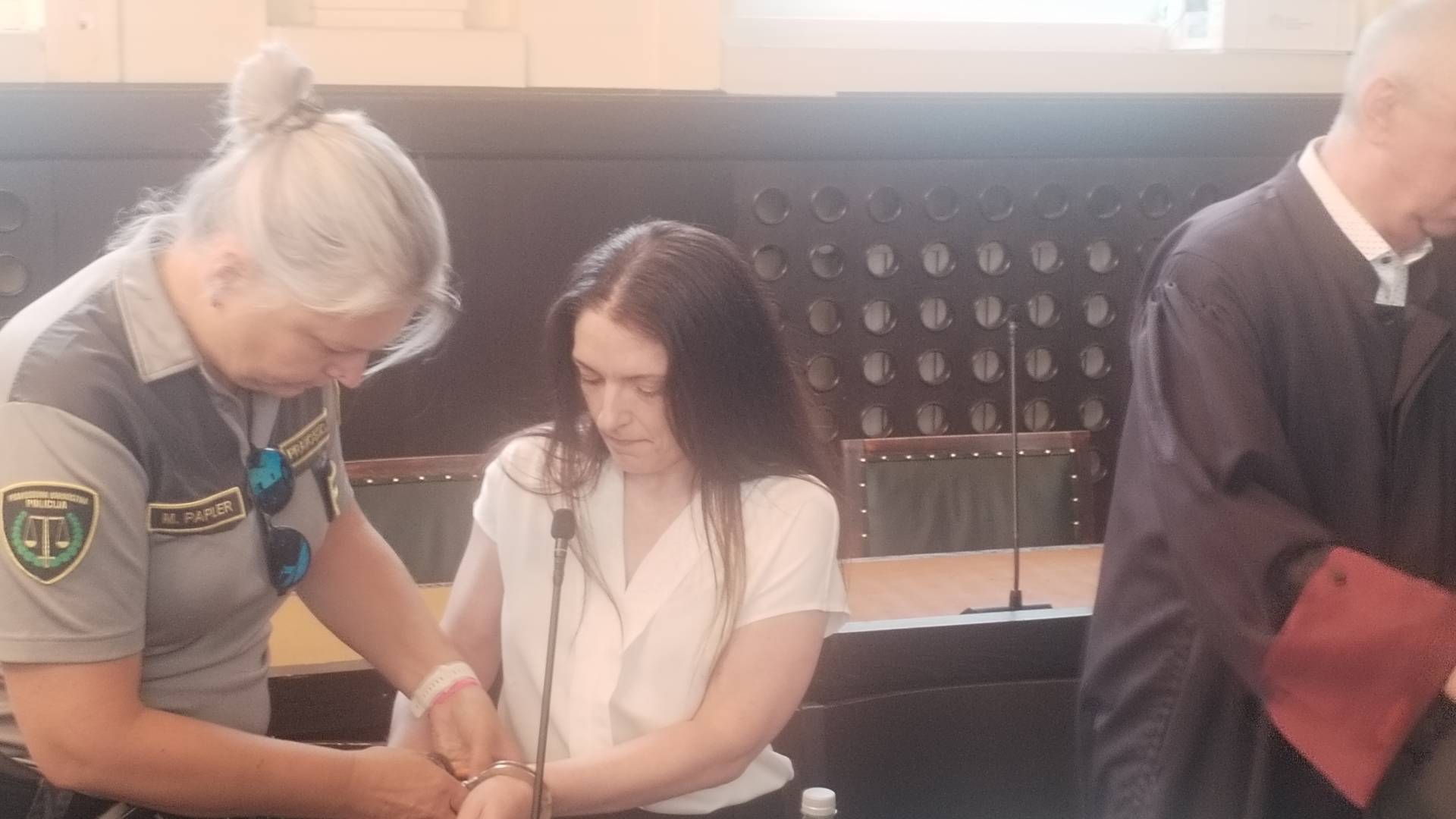 Na mariborskem okrožnem sodišču se je začelo sojenje Štajerki Urški Šprah zaradi goljufije in pranja denarja