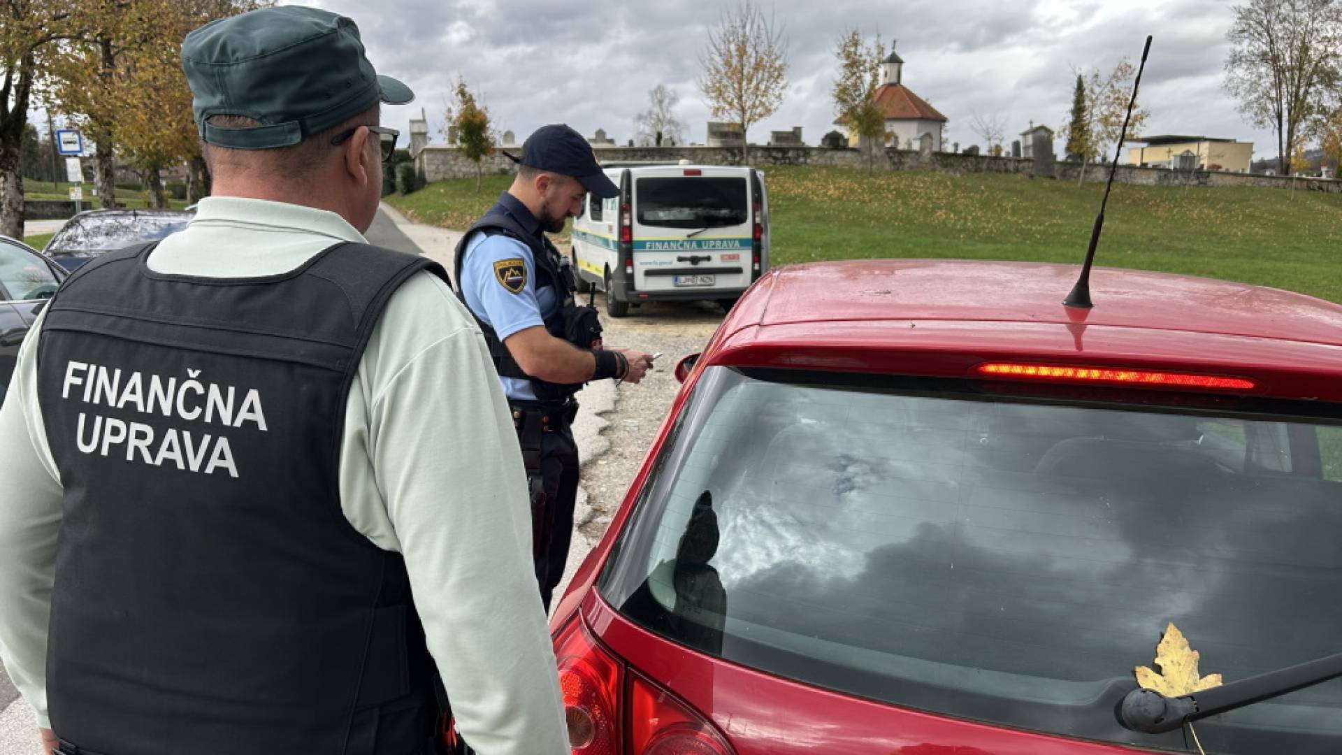 Policisti in Furs v nadzor pri naselju Brezje: Ustavili voznika, ki ima za več kot 10.000 evrov neplačanih kazni