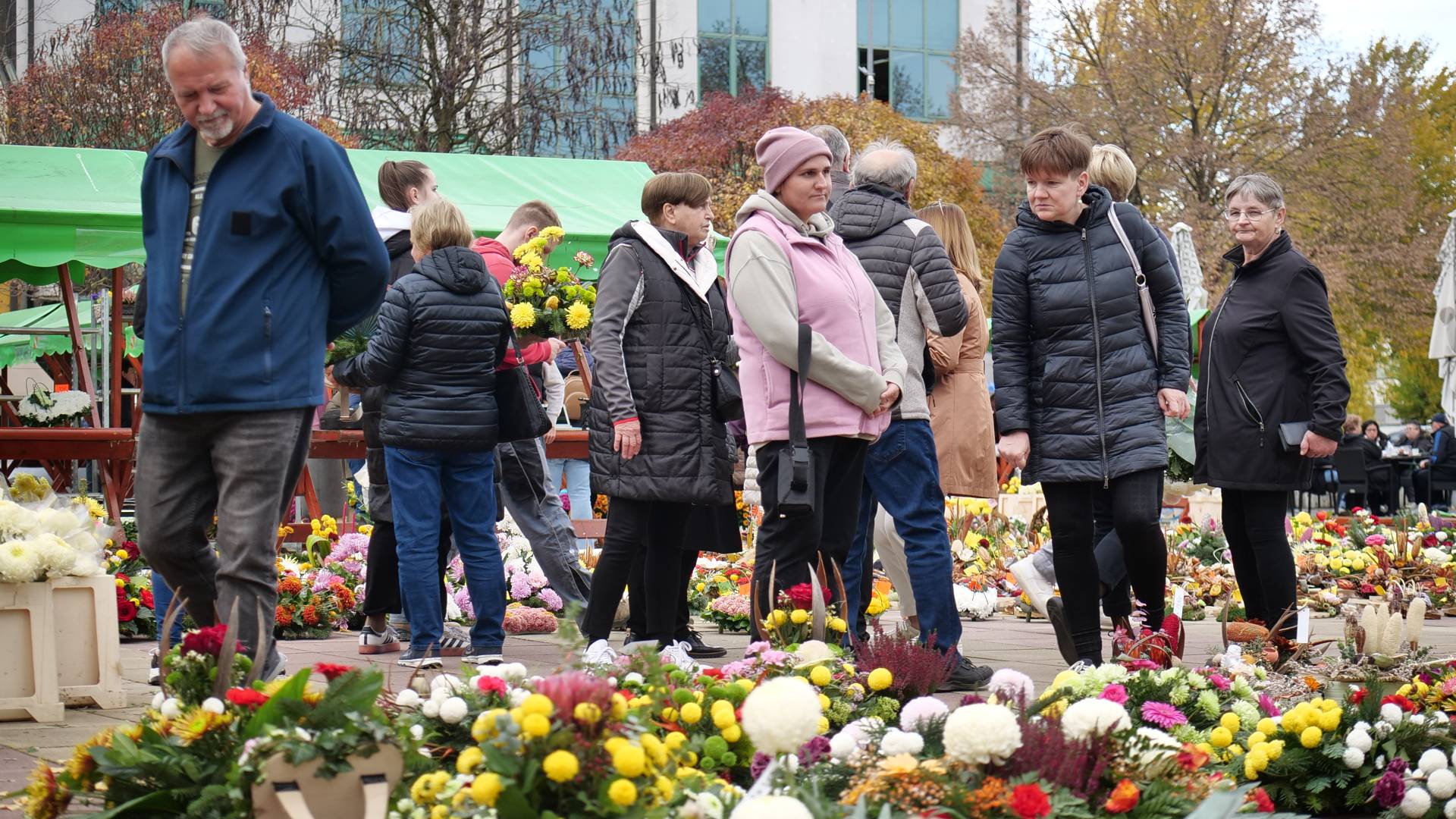 FOTO in VIDEO: Trg kulture preplavili cvetlični aranžmaji 