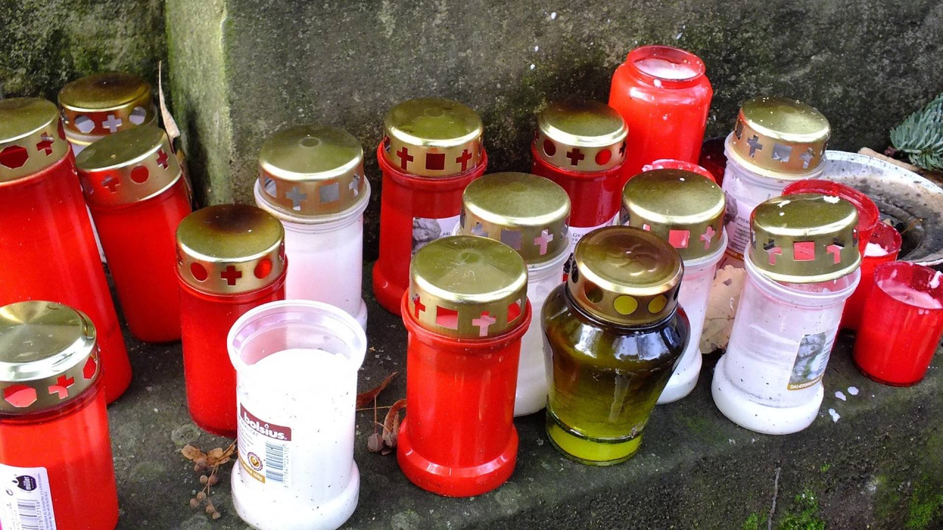 Pred dnevi spomina na mrtve: sveč je manj, a spoštovanje ostaja