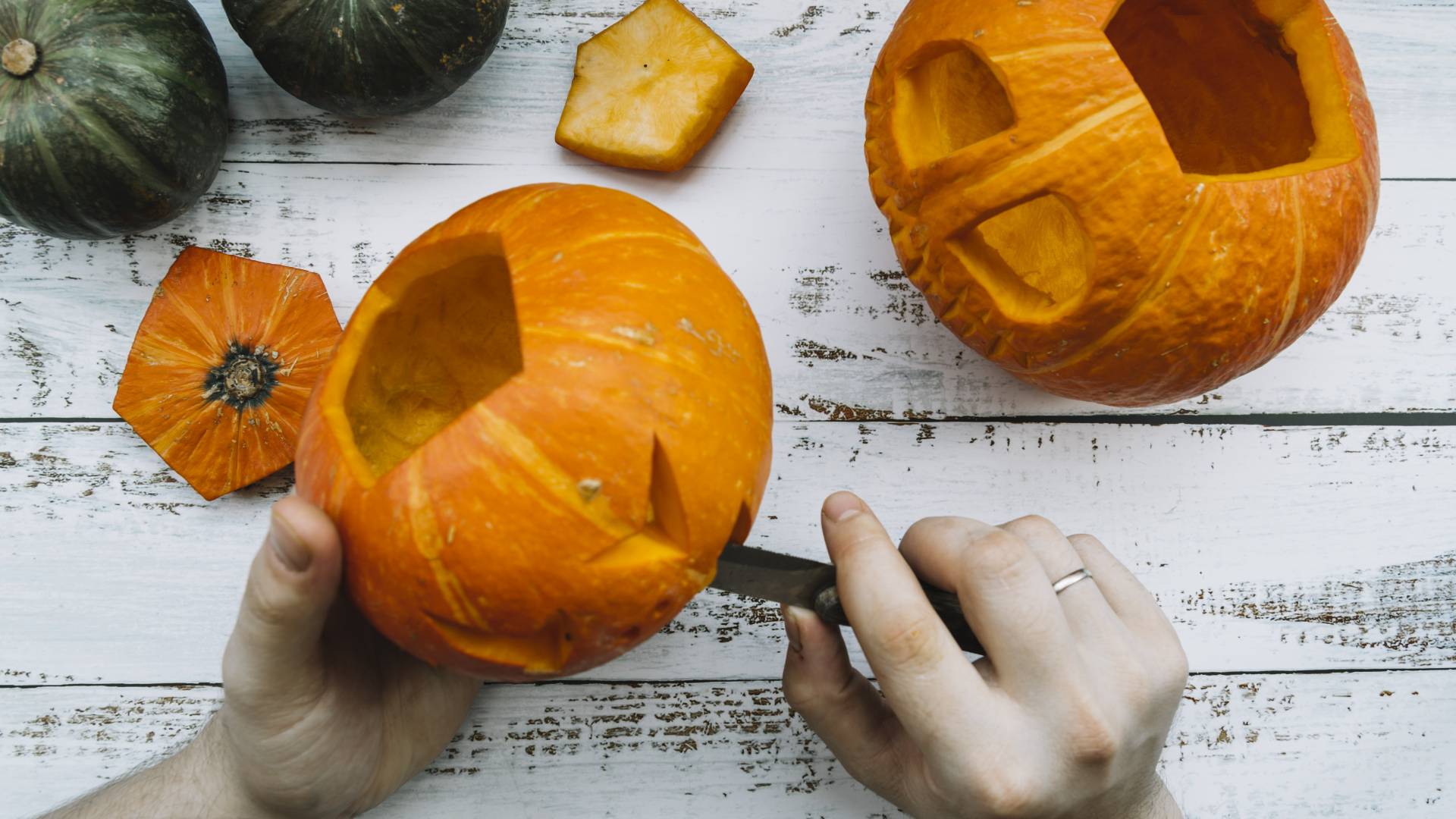 Pet idej, kako izrezati najbolj zabavne buče za noč čarovnic