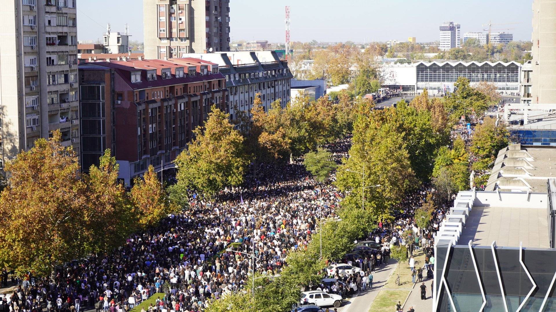 VIDEO: 16 minut tišine za 16 žrtev tragične zrušitve nadstreška