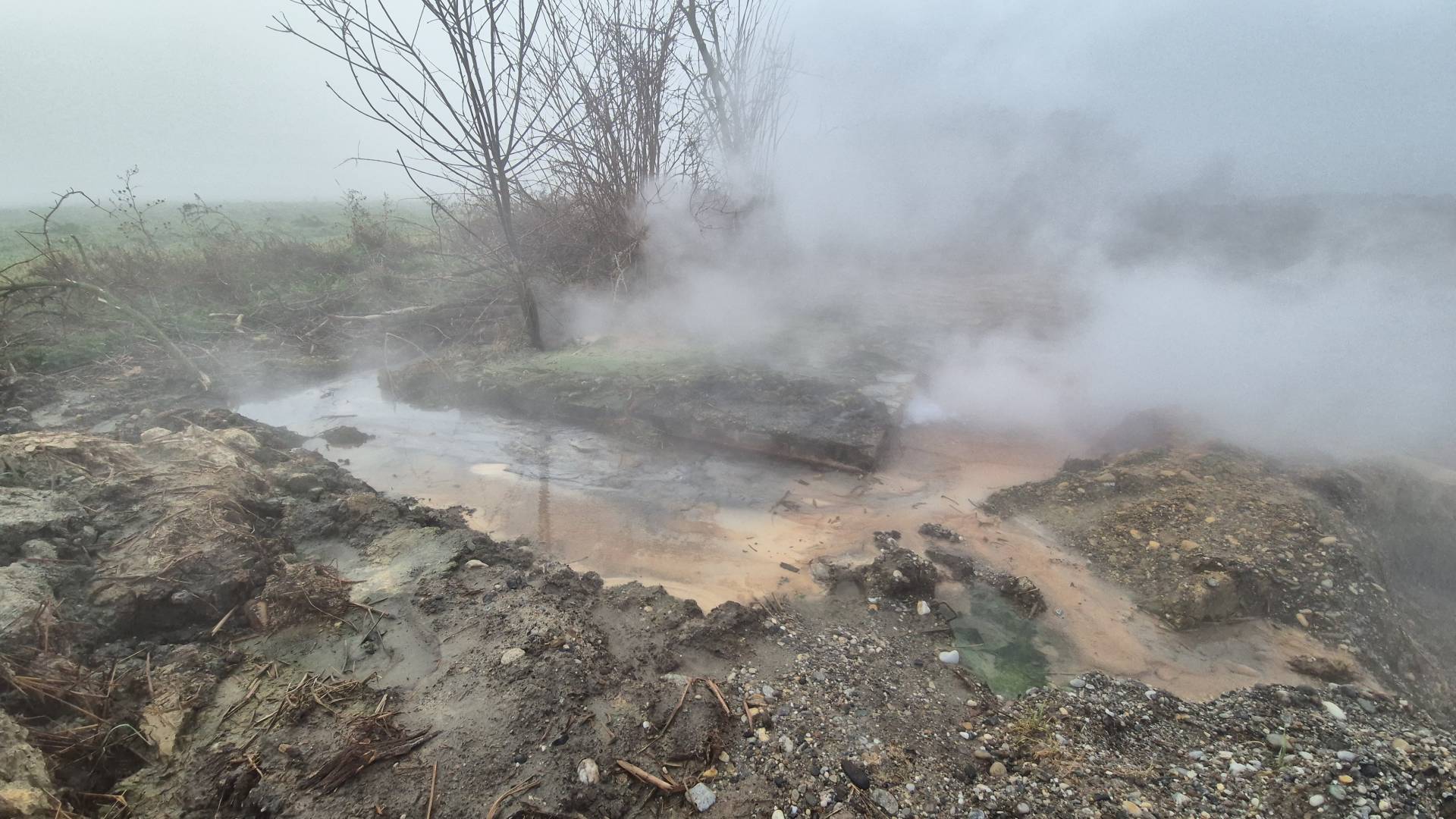 FOTO in VIDEO: Zaskrbljujoče: V vodi, ki izteka iz vrtine v Rakičanu, vsebnost amonija, benzena, toluena in ksilena