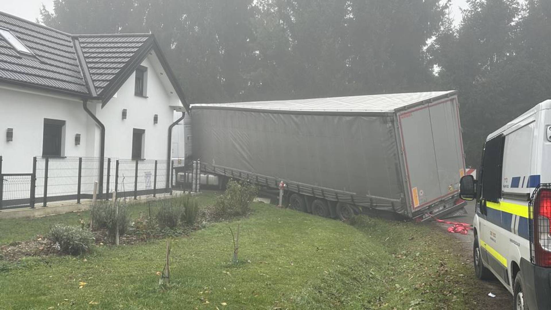 Drama s tovornjakom, ki se je nevarno nagnilo, cesta popolnoma zaprta 