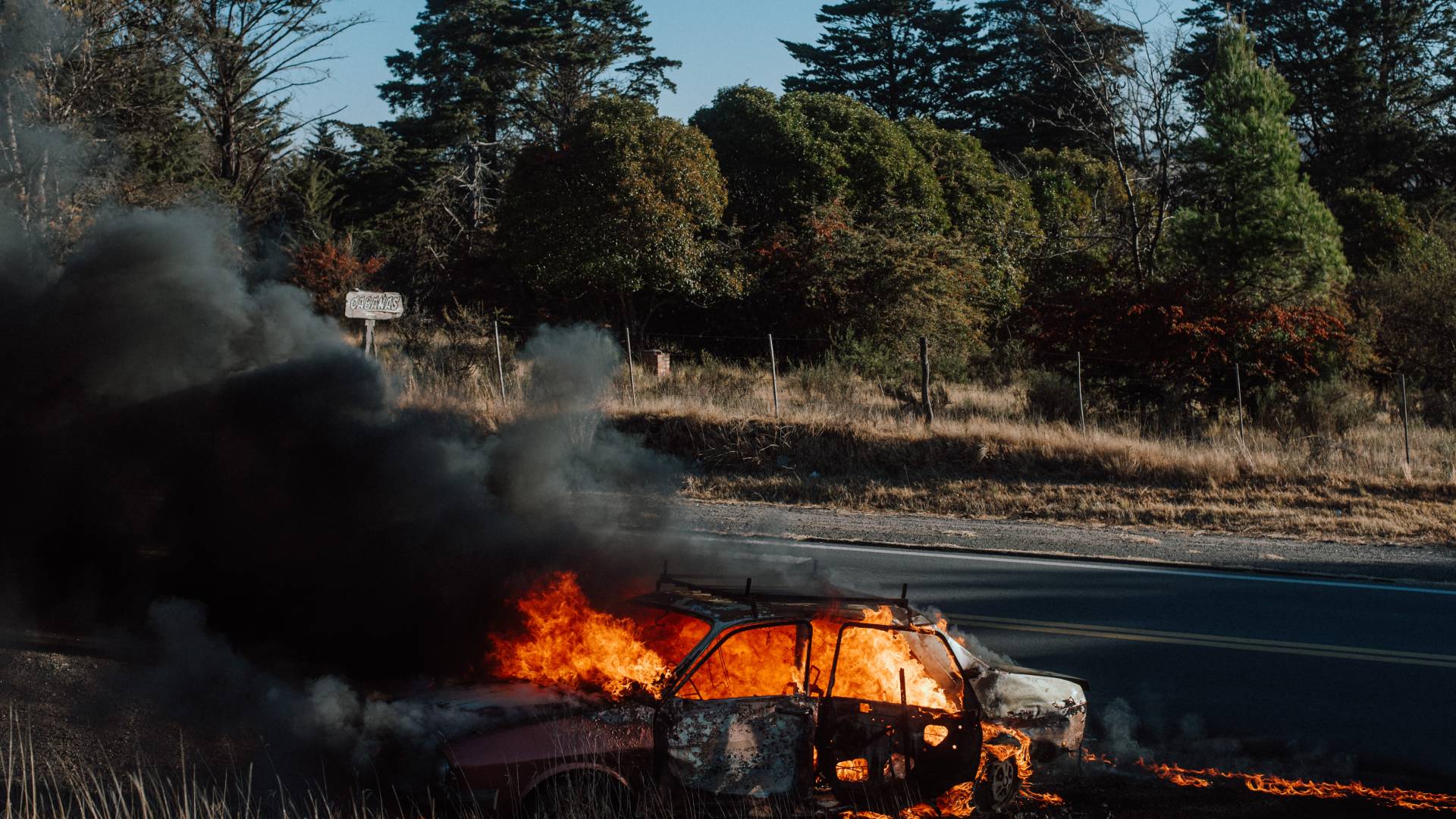V eksploziji avtomobila umrlo najmanj osem ljudi