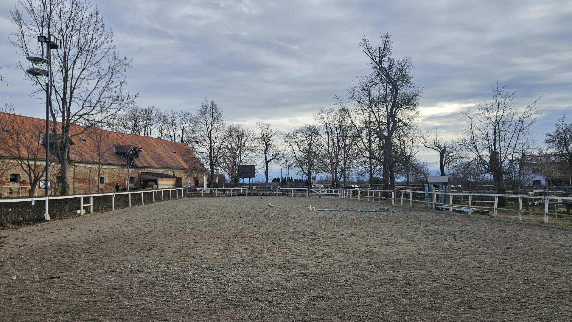 Konjeniški center v Dvorcu Rakičan znova išče najemnika. Zakaj?