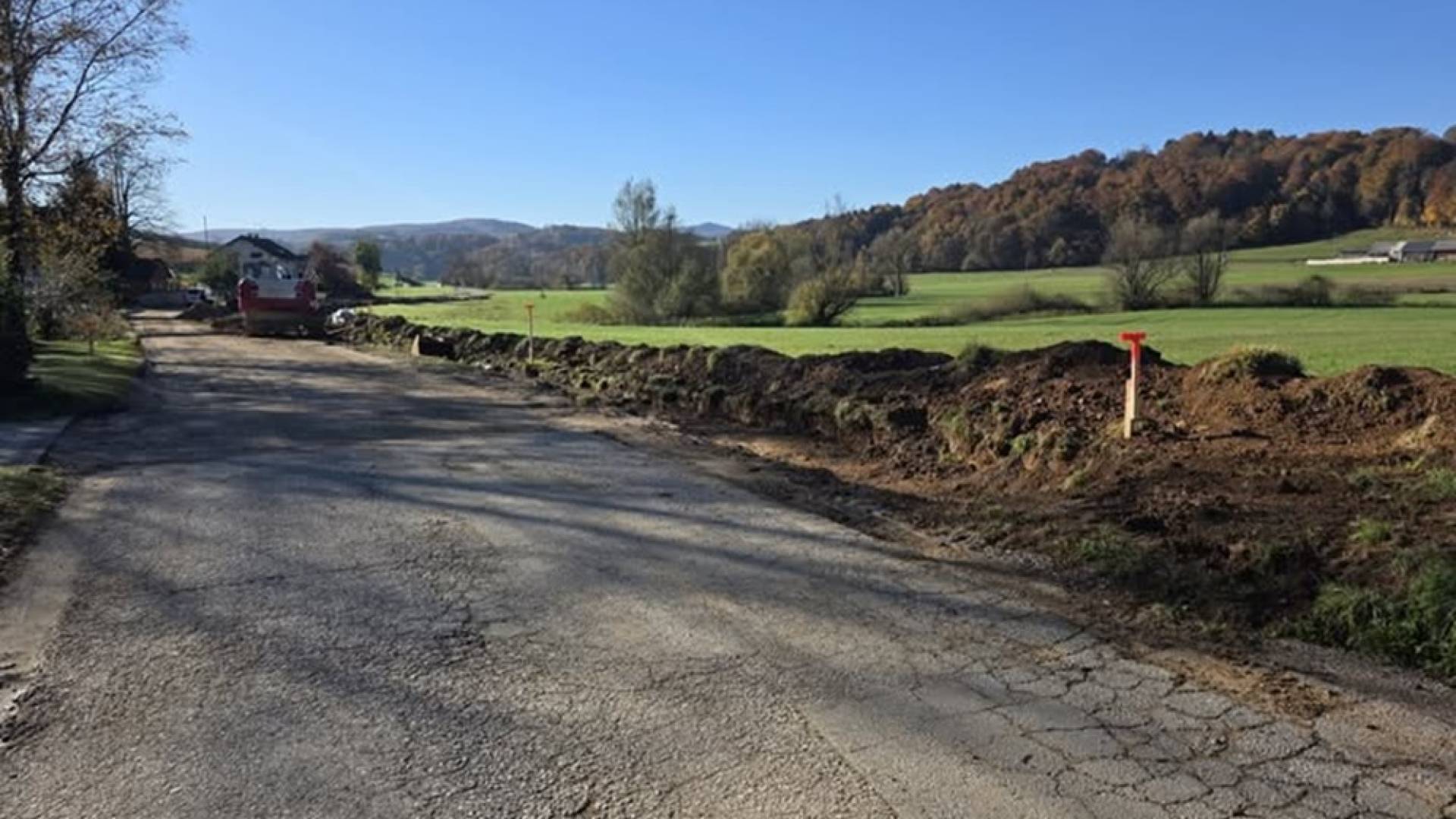 V Malenski vasi se nadaljuje obnova ceste in gradnja kanalizacije