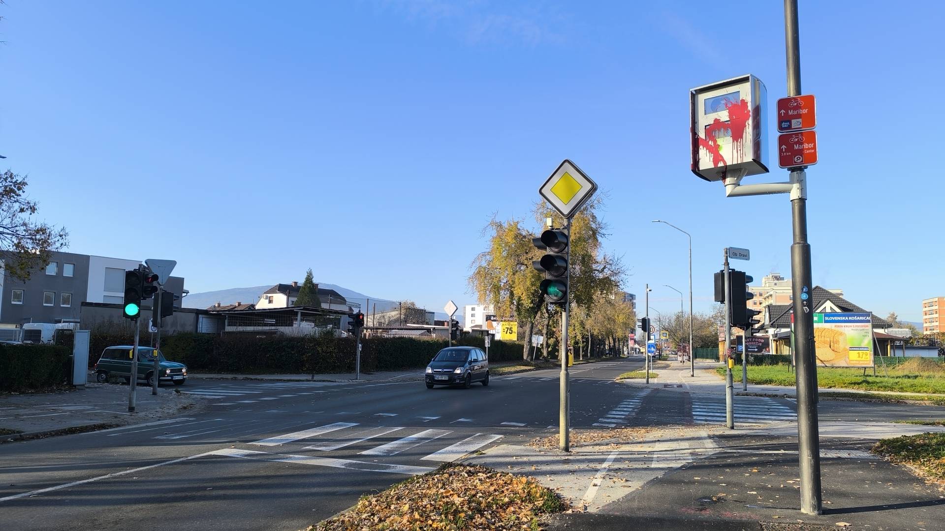 FOTO in VIDEO: Saj ni res, pa je! Radar na Čufarjevi znova tarča vandalov 