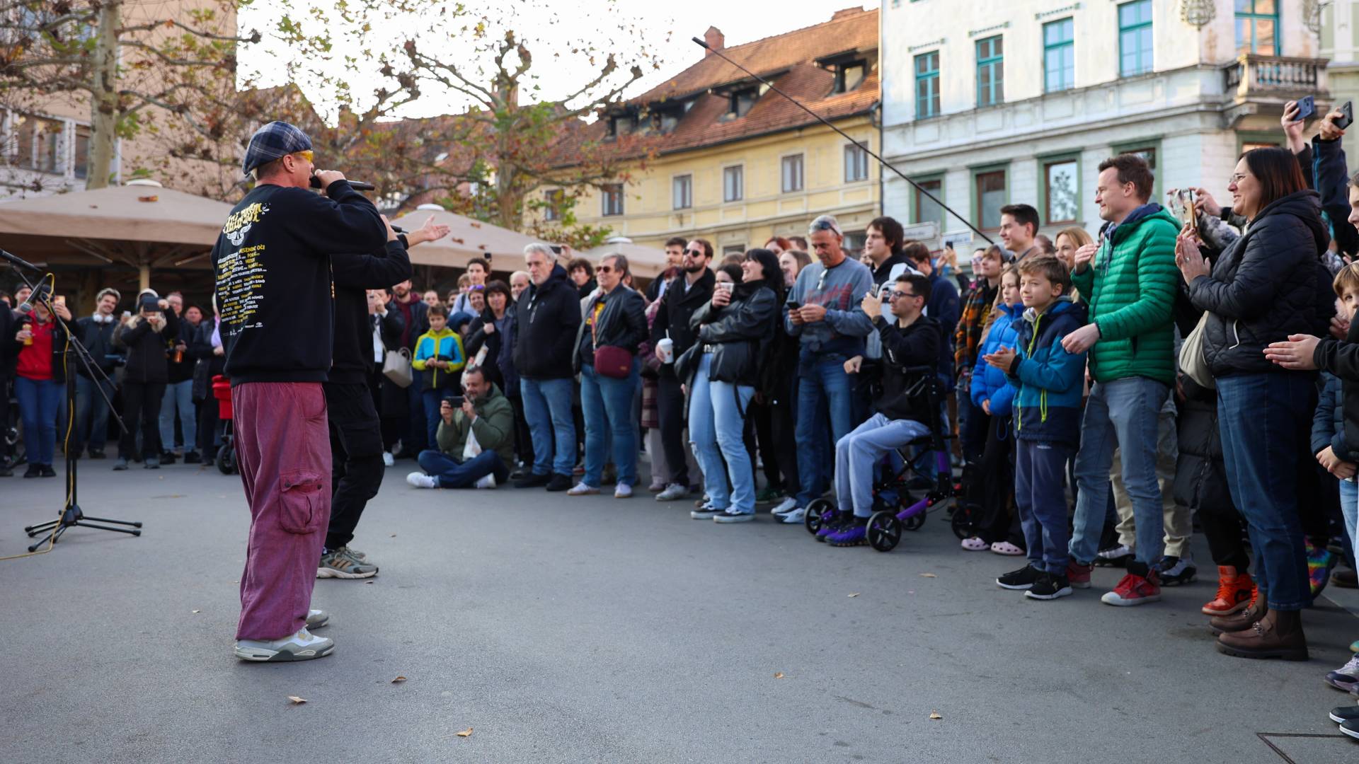 FOTO in VIDEO: Dubioza Kolektiv zatresla trg z uličnim »pop up« koncertom
