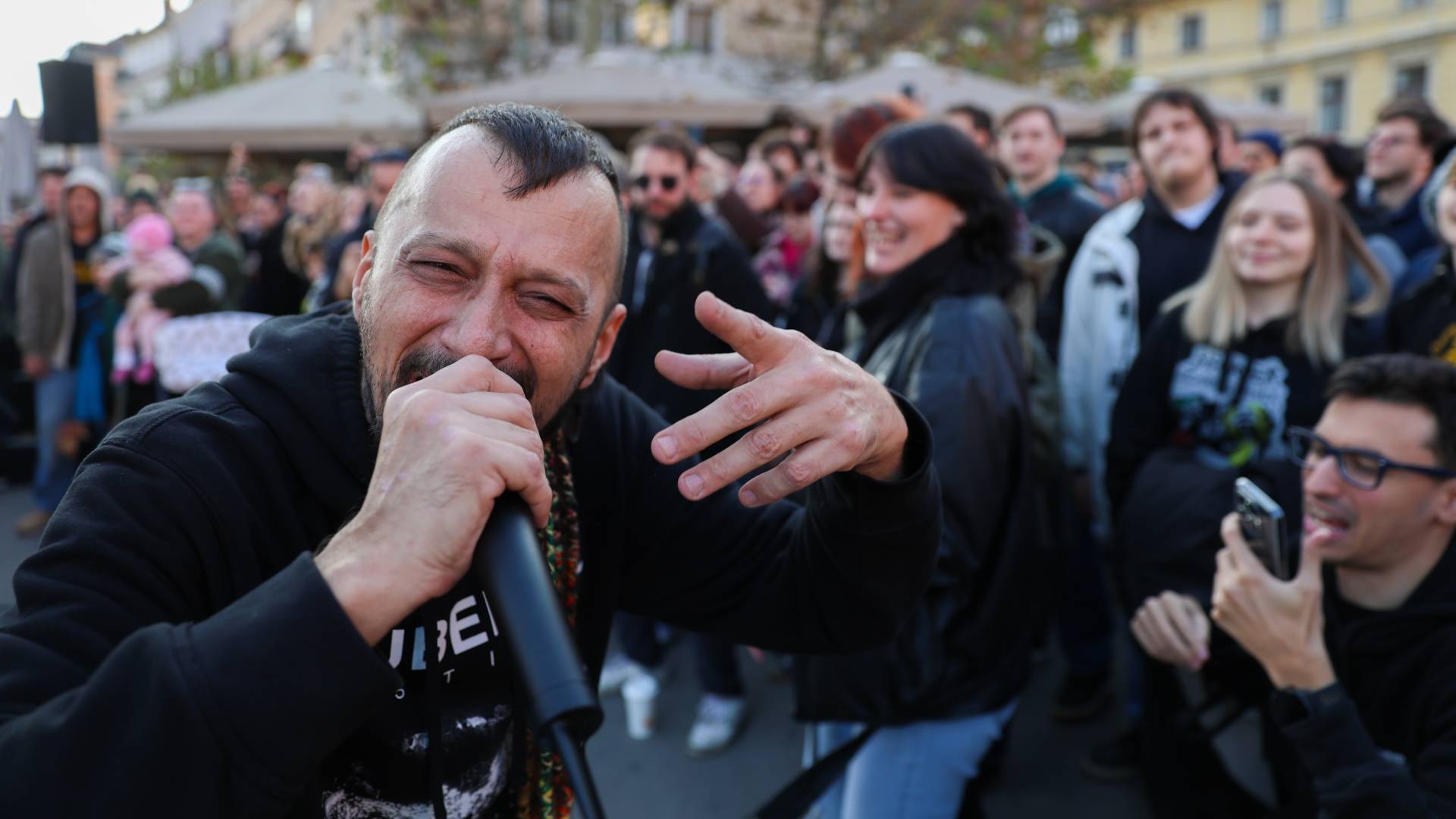 FOTO in VIDEO: Dubioza Kolektiv v Ljubljani z uličnim »pop up« koncertom