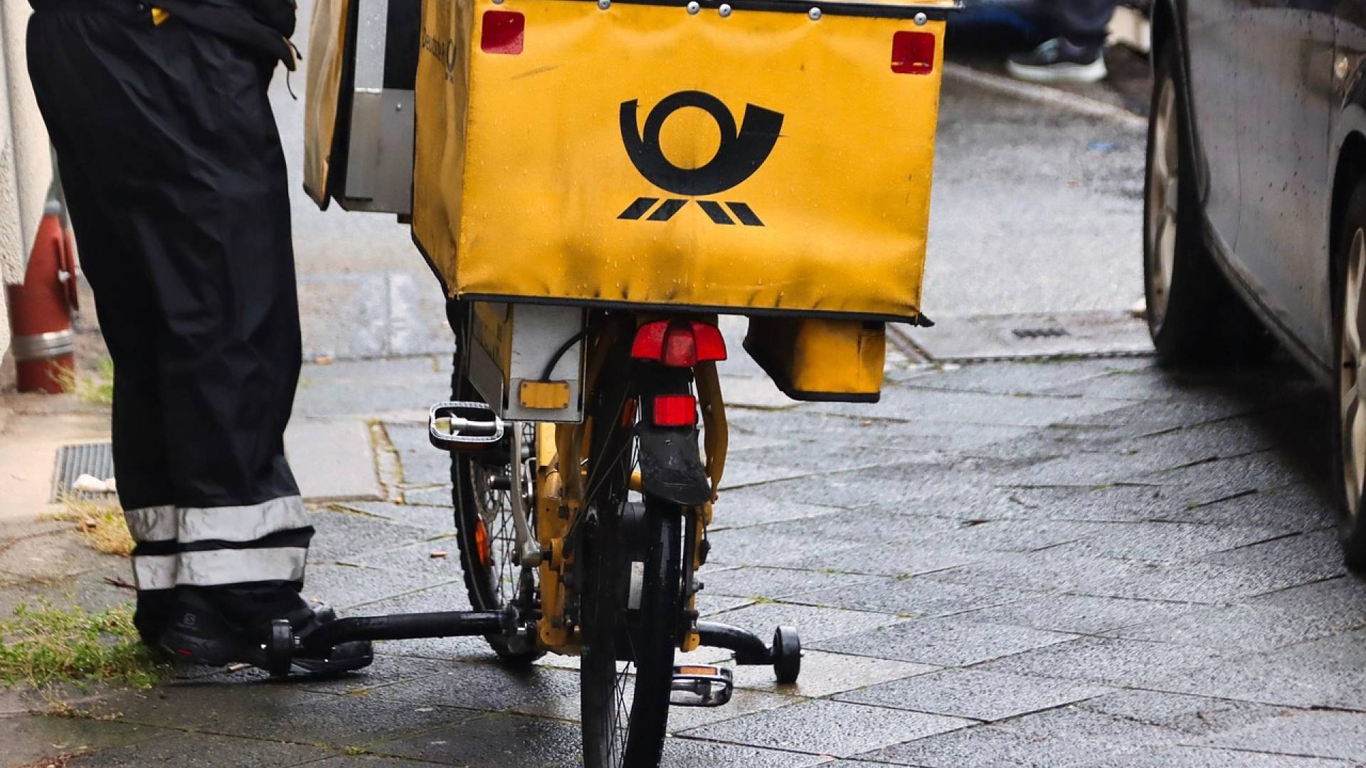 Sindikat: Poštar kaznovan, ker je raznosil vso pošto, zdaj agencija predlaga še slabše pogoje