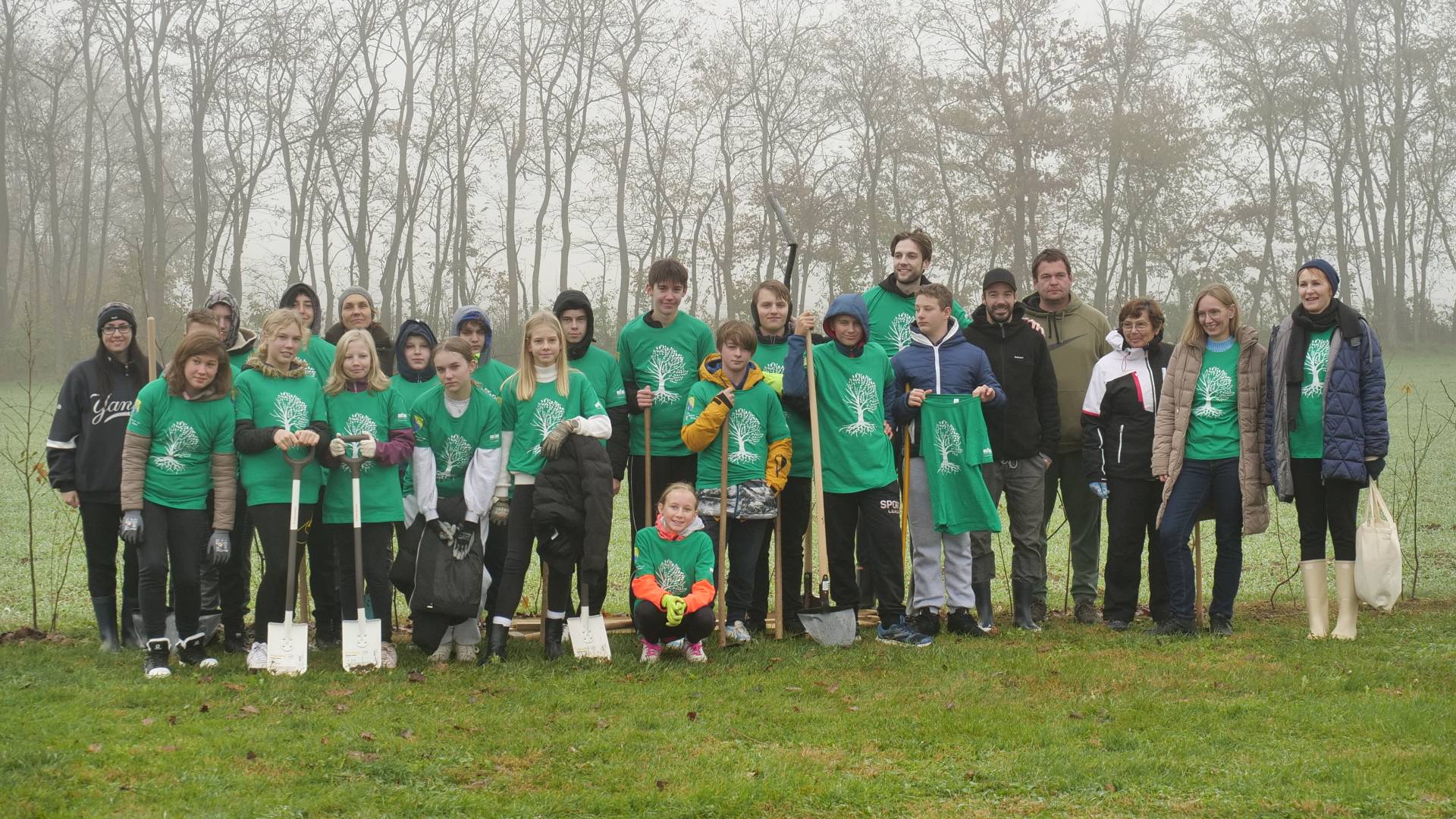 FOTO in VIDEO: Učenci in krajani zasadili 20 metrov nove mejice