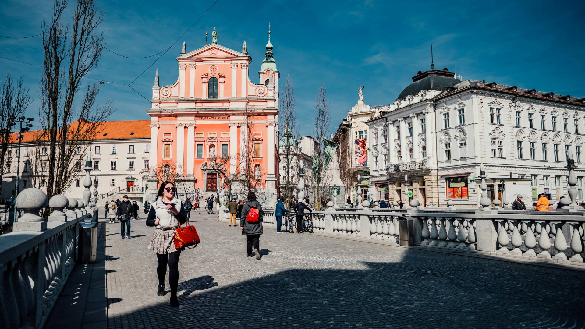 Nenavadna doživetja v Ljubljani: Večerja v temi, detektivska izkušnja in polet z letalom Airbus A320