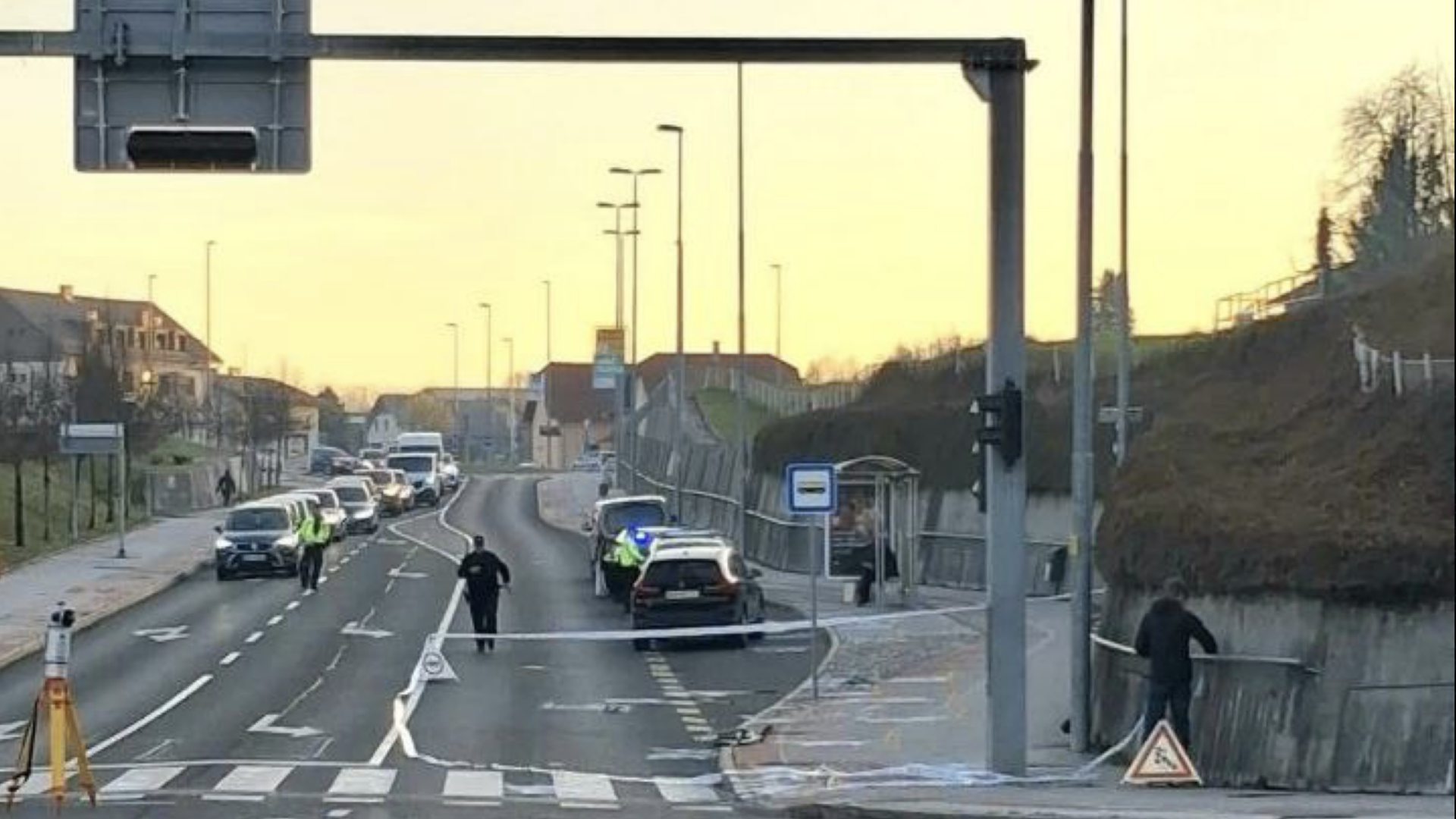 V Novem mestu na prehodu za pešce trčila vozilo in otrok na skiroju