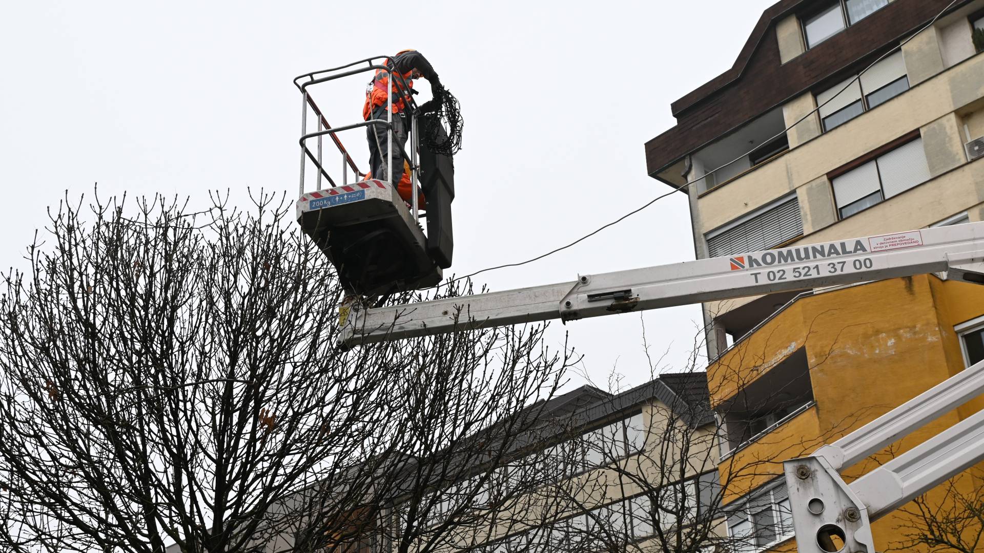 FOTO: Na Kocljevi ulici v Murski Soboti že nameščajo praznične luči, lampijoni krasijo mestni park