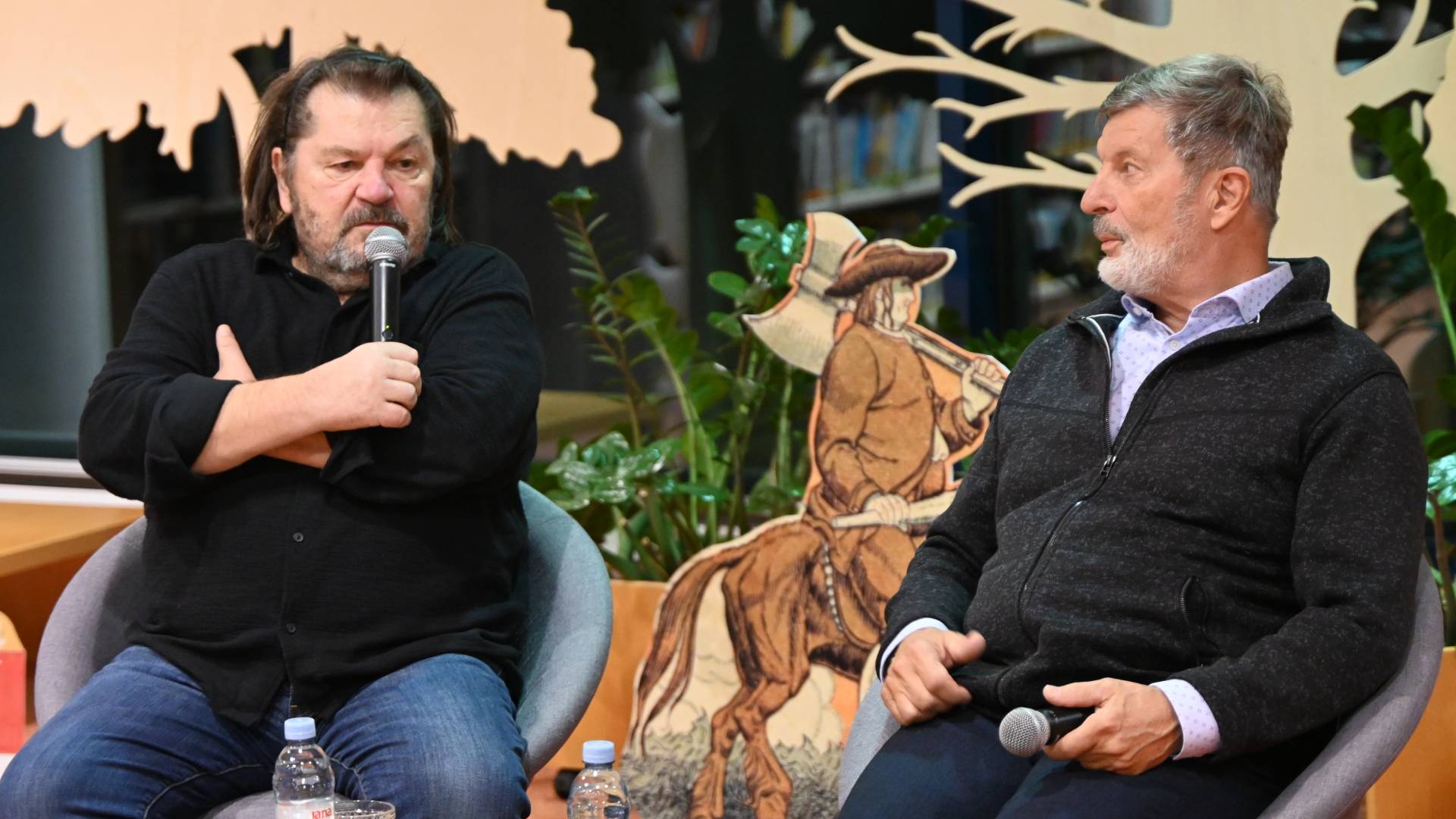 FOTO in VIDEO: Klepet ob kavi s sinom Mikija Mustra privabil obiskovalce v murskosoboško knjižnico