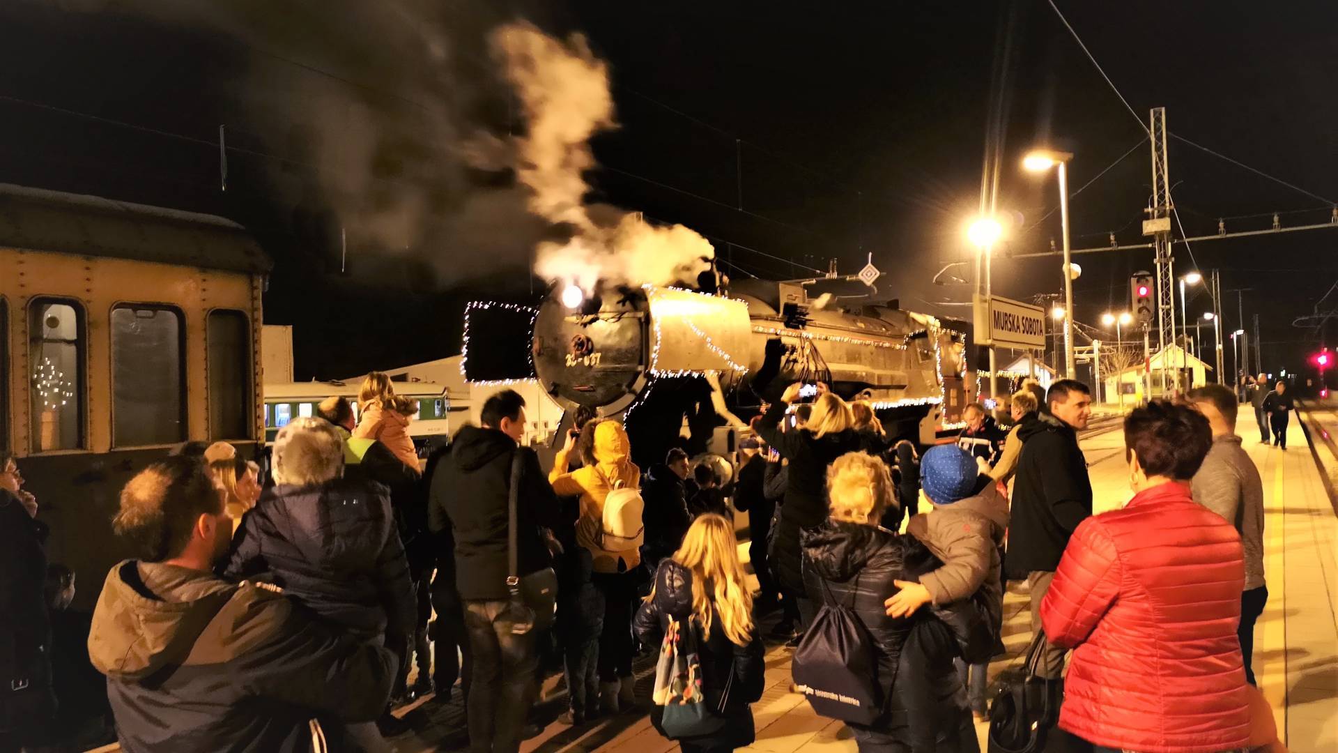 Čarobni Božičkov vlak se vrača in prinaša toplino praznikov