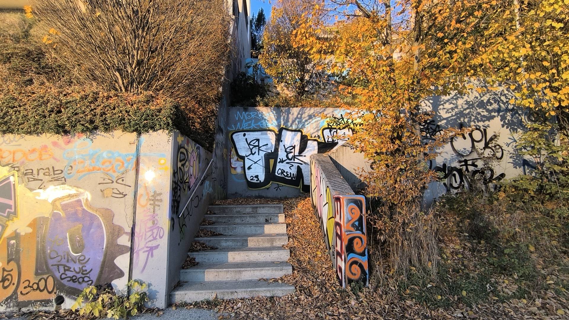 Kaj o preprodaji drog na stopnišču k Dravi pravi mariborska občina?