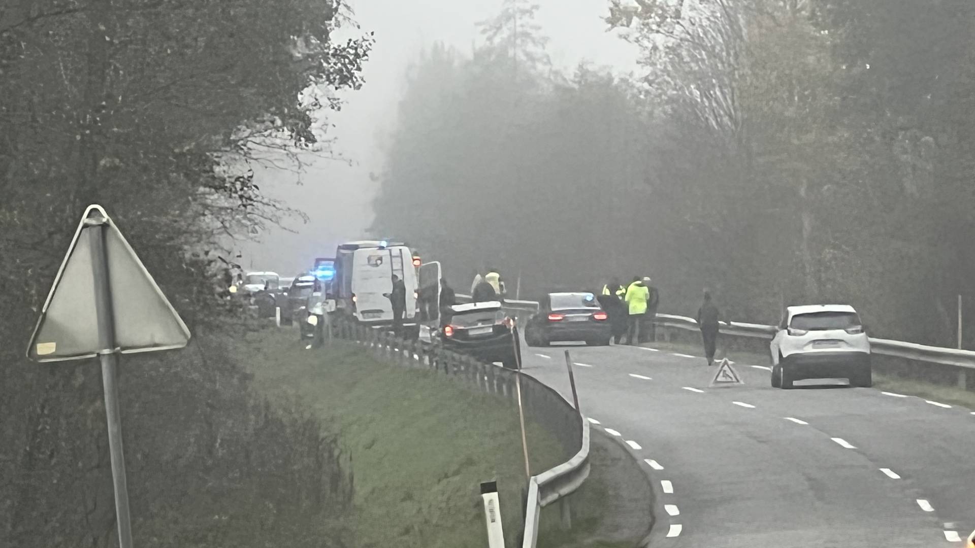 Nesreča na Goričkem: Vozil po nasprotnem pasu in trčil v avtomobil