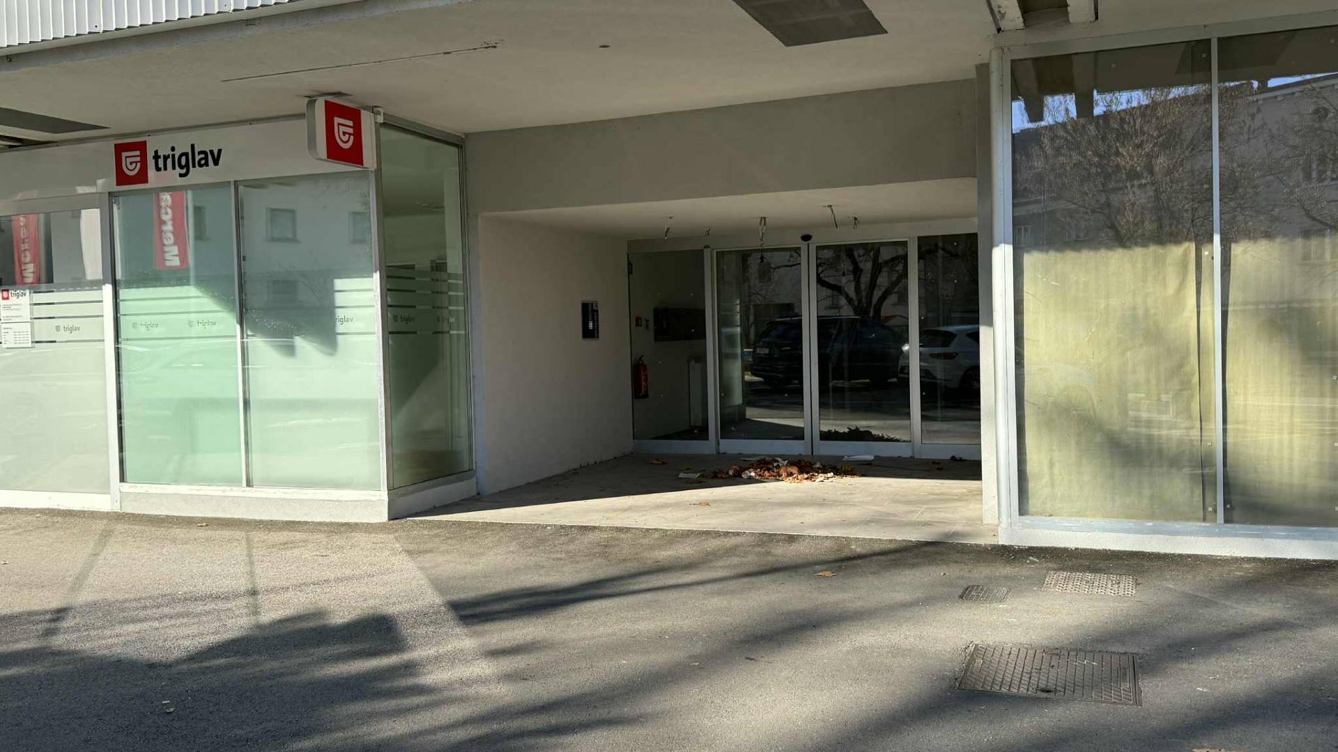 FOTO: »Sramota za Kočevje«: Pred Namo smrad, smeti in iztrebki, občani zgroženi