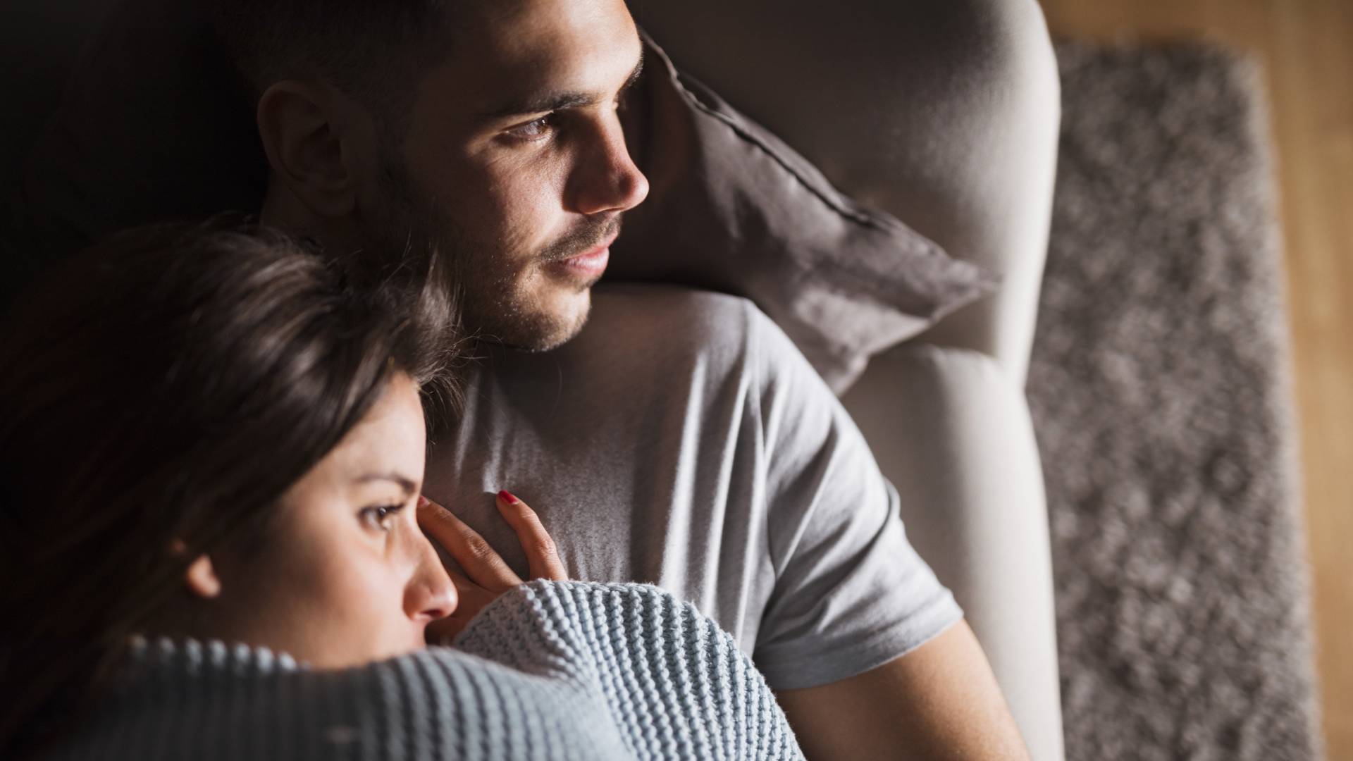 Mrzel tuš v odnosih, kdo danes čuti odmik in čustveno praznino?