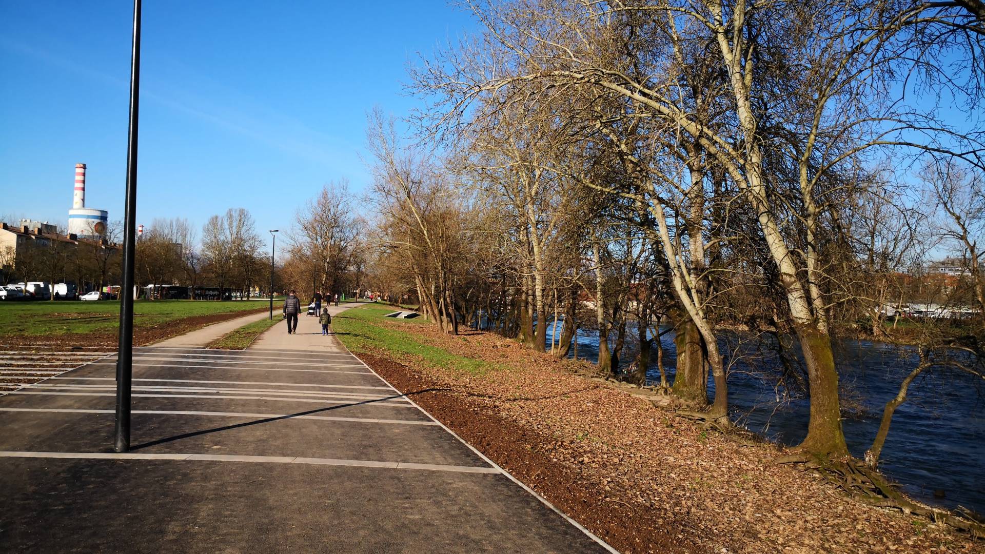 Bi morali pri otroškem igrišču v Parku Muste postaviti ograjo?
