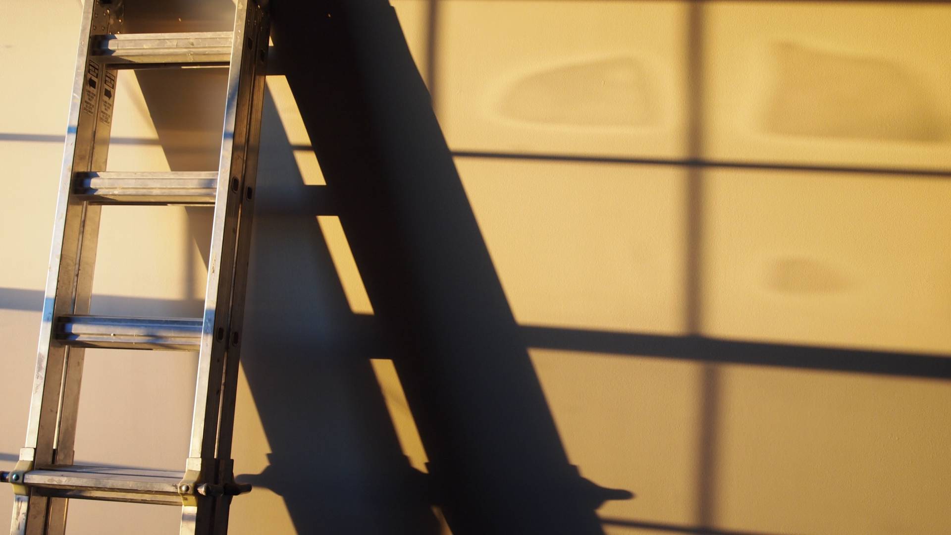 Delavec pri urejanju poslovnega prostora padel z višine