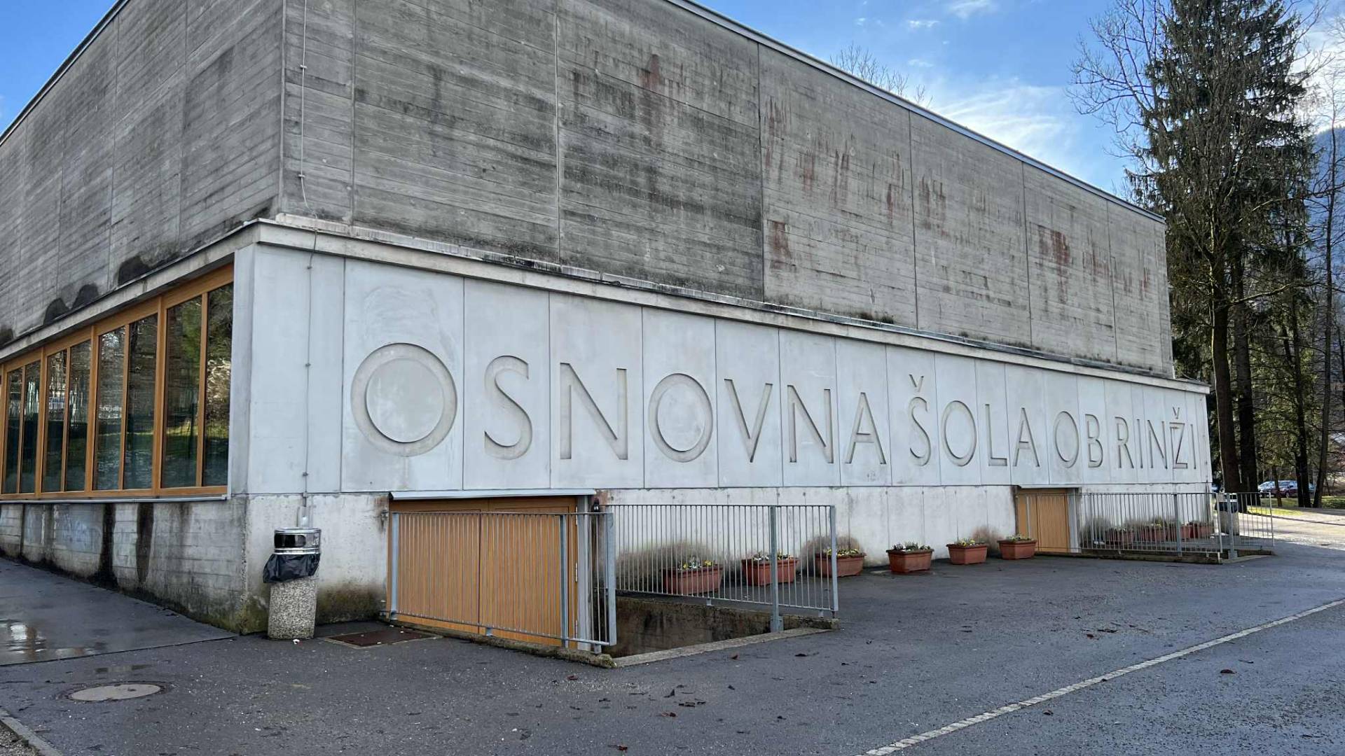 Na kočevski šoli učenci pred poukom čakajo v avli: Starši opozarjajo na prerivanje, šola težave zanika