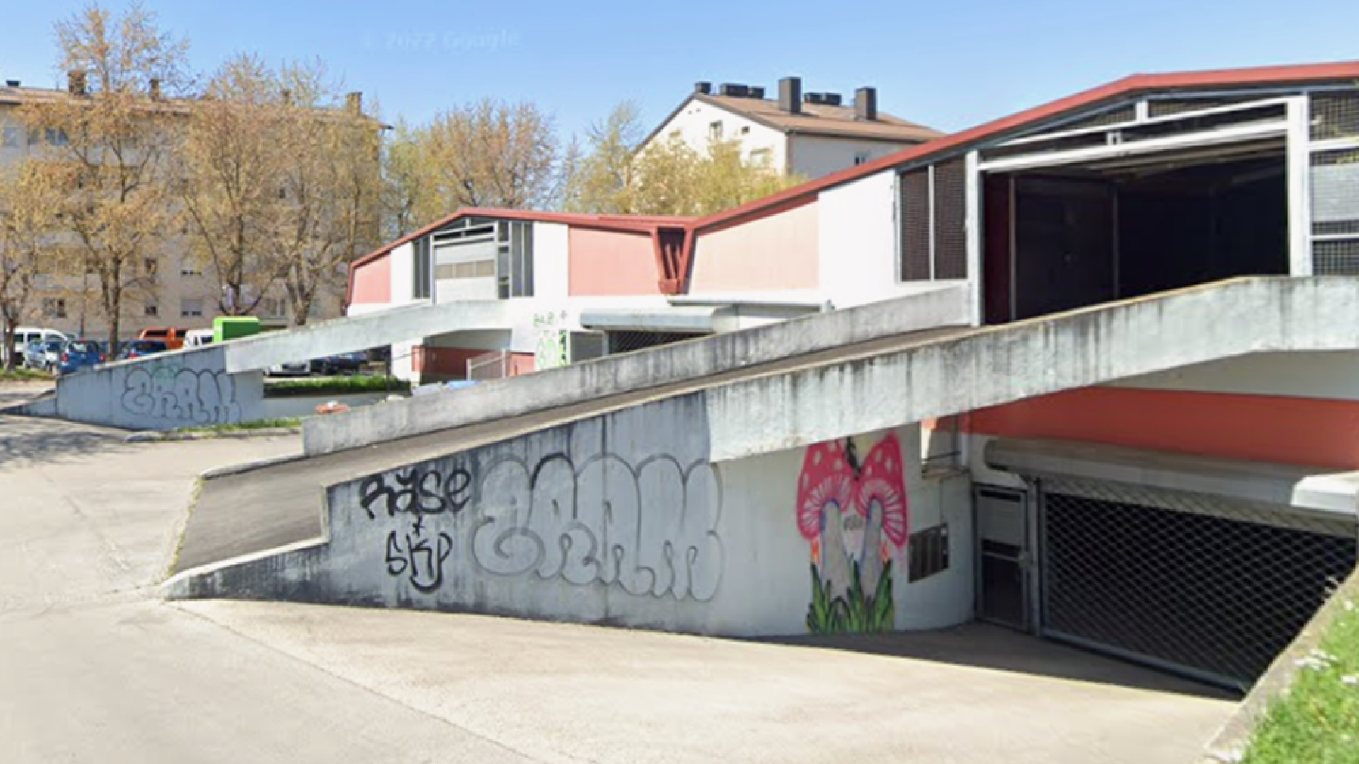 Mesto Ljubljana pojasnjuje, zakaj dovoz do garaž ob Mazijevi ulici ne bo mogoč kot prej