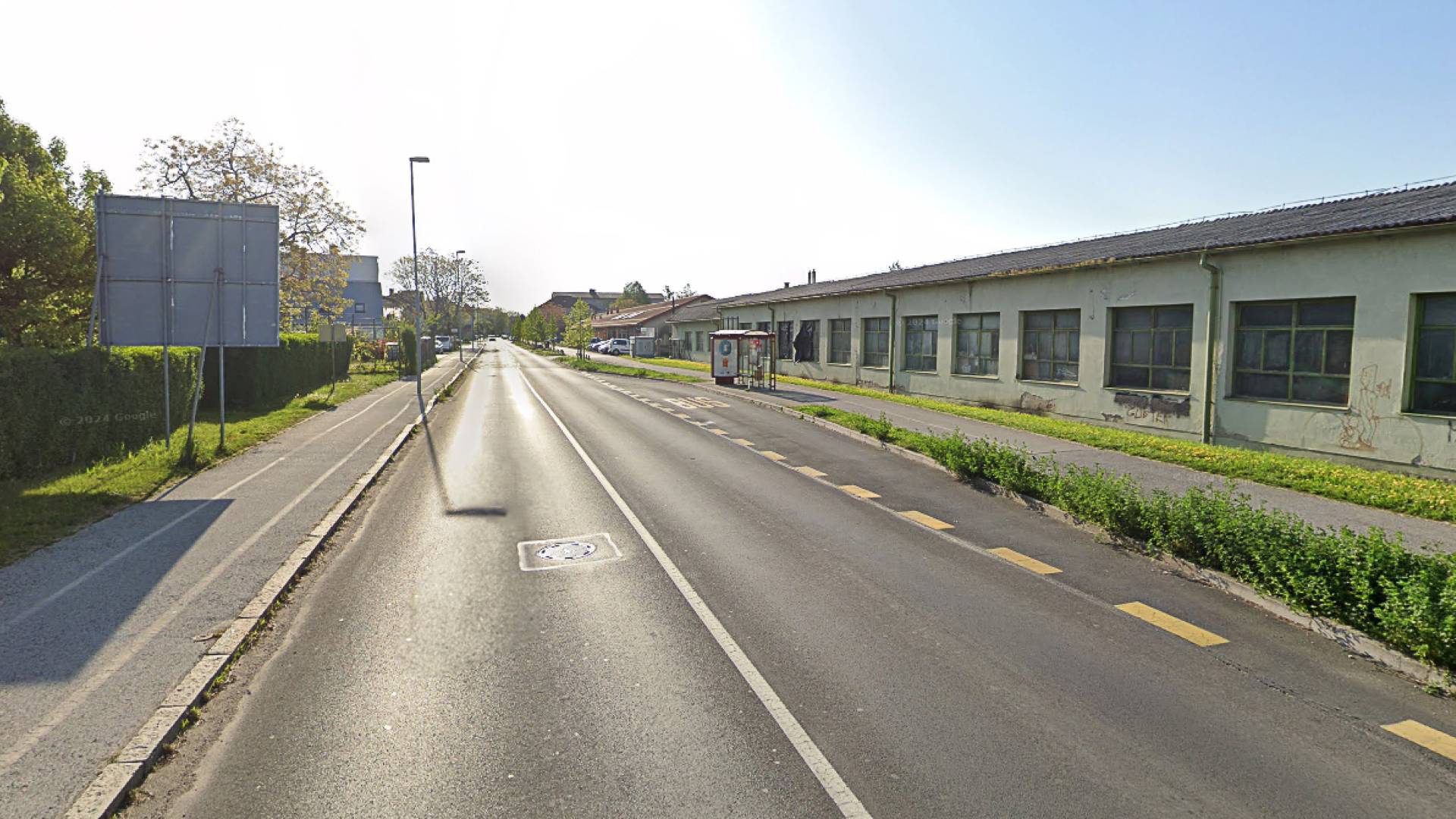 Bralka opozarja na nevarno postajališče: »Otroci tečejo čez cesto proti šoli«