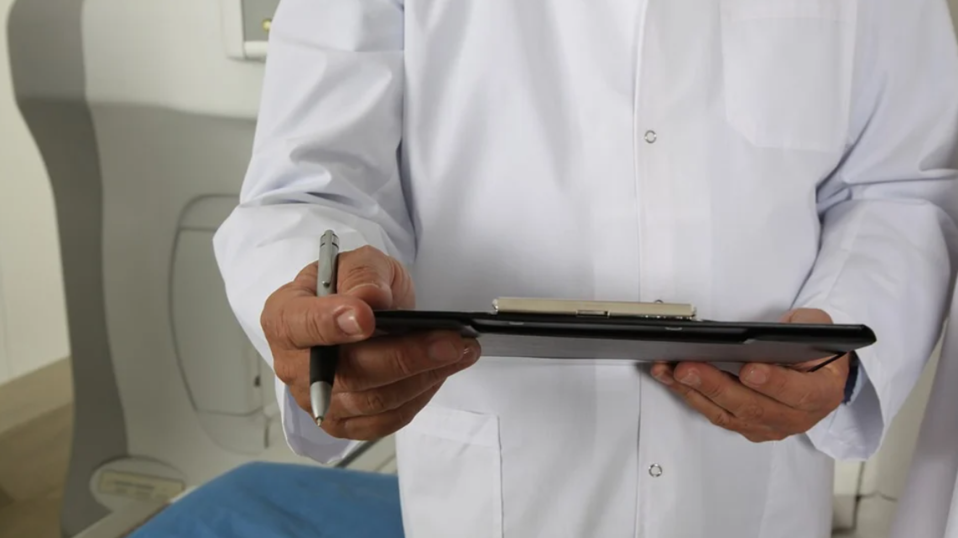 Ste v iskanju službe? Na Dolenjskem iščejo zdravnika in čistilko, zaposluje tudi tiskarna