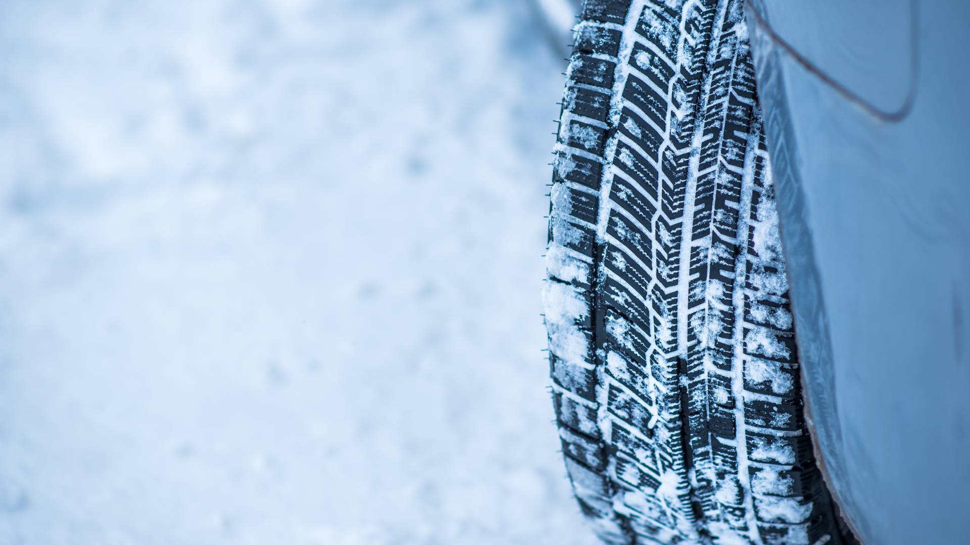 Z današnjim dnem obvezna zimska oprema za vsa vozila