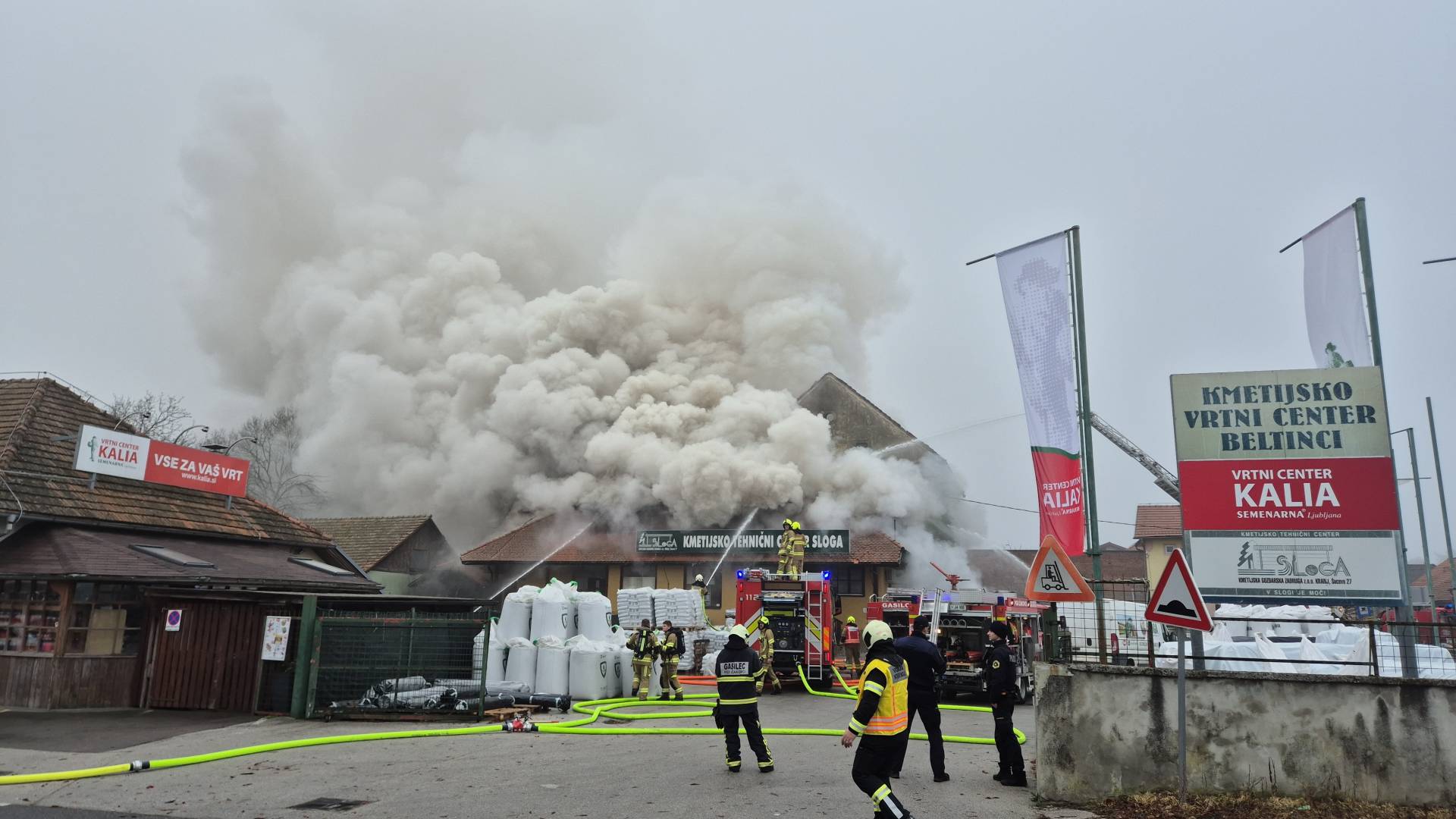 FOTO in VIDEO: Požar se je razširil na Kmetijsko-tehnični center Sloga