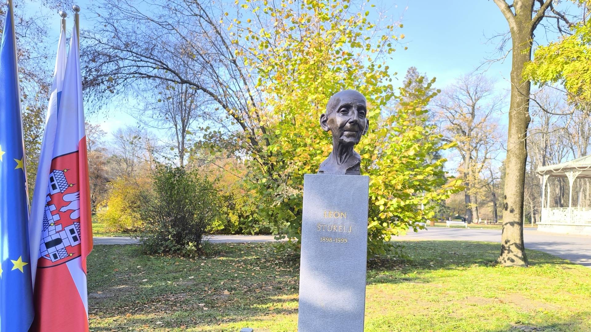 FOTO in VIDEO: Dve leti po tatvini v parku ponovno stoji kip Leona Štuklja  